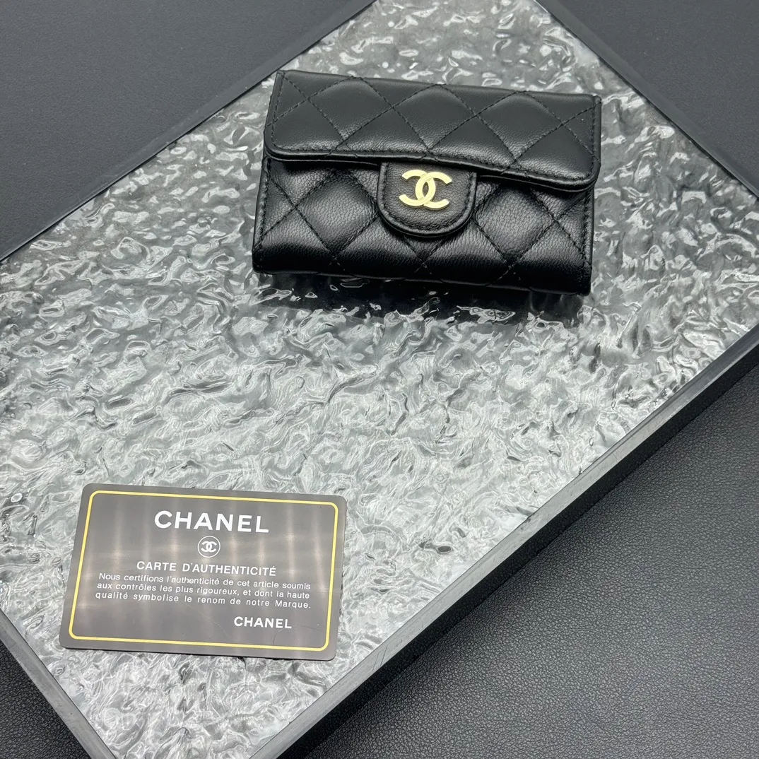💰130 💎Top quality 💖 𝑪𝑯𝑨𝑵𝑬𝑳 Sheep pattern black/gold 💌 23K classic diamond pattern lambskin Chanel wallet 👛 CHANEL Classic Series Many new cf small card bags have arrived! This card holder has an extra card pocket at the back than the previous classic card holder❤️You can store cards and coins separately😊A very practical coin purse❤️Model number: AP458 Size: 11X7.5X2