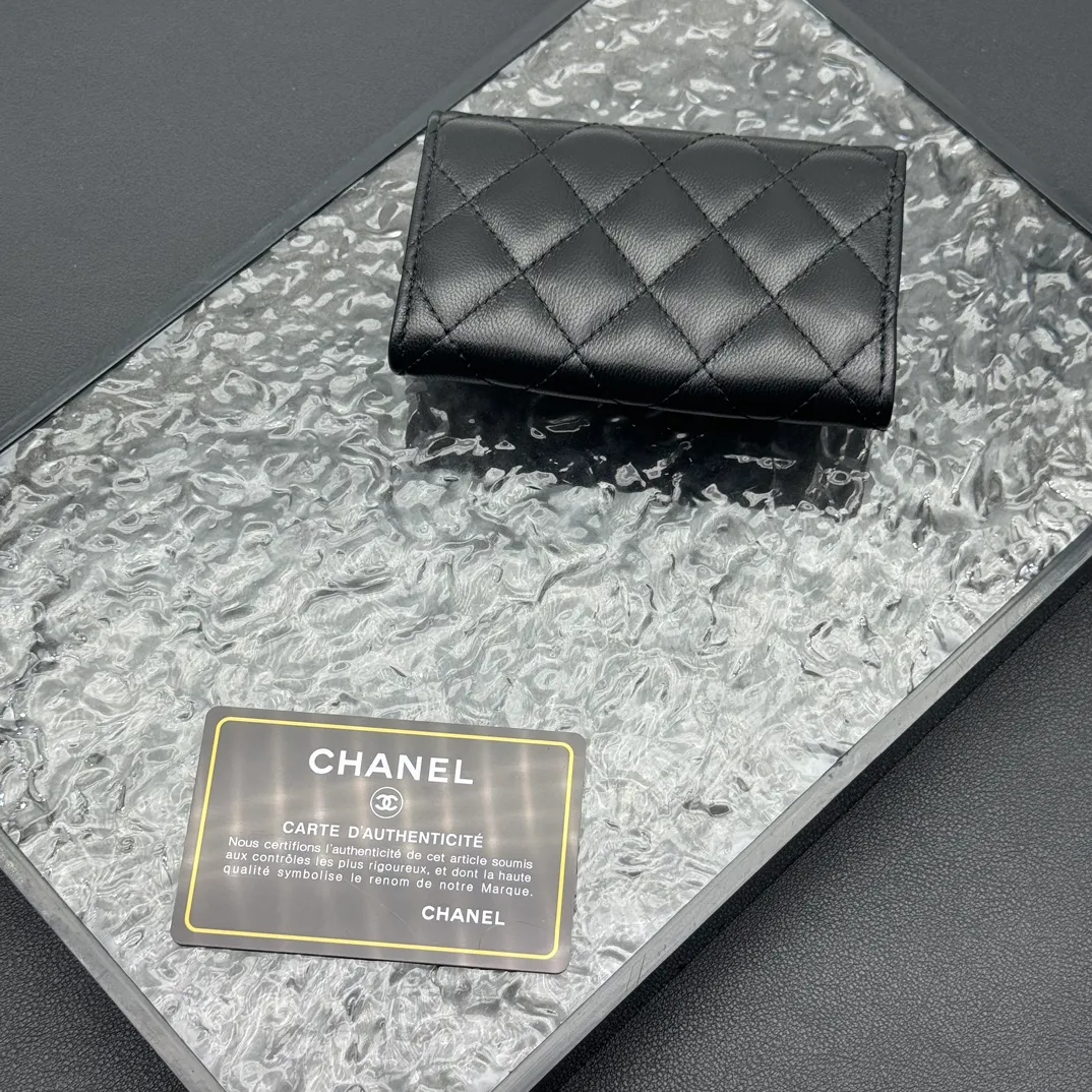 💰130 💎Top quality 💖 𝑪𝑯𝑨𝑵𝑬𝑳 Sheep pattern black/gold 💌 23K classic diamond pattern lambskin Chanel wallet 👛 CHANEL Classic Series Many new cf small card bags have arrived! This card holder has an extra card pocket at the back than the previous classic card holder❤️You can store cards and coins separately😊A very practical coin purse❤️Model number: AP458 Size: 11X7.5X2