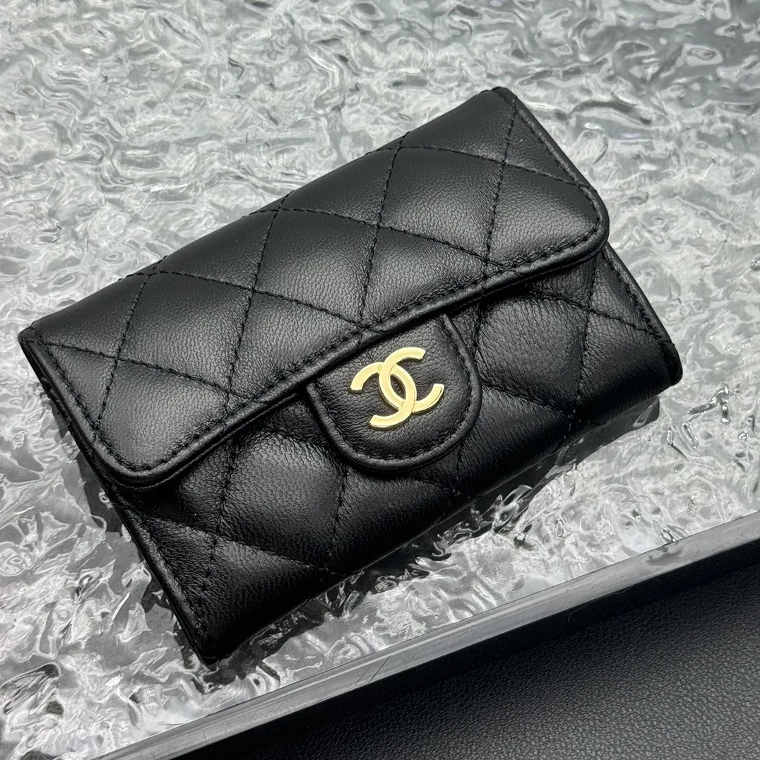 💰130 💎Top quality 💖 𝑪𝑯𝑨𝑵𝑬𝑳 Sheep pattern black/gold 💌 23K classic diamond pattern lambskin Chanel wallet 👛 CHANEL Classic Series Many new cf small card bags have arrived! This card holder has an extra card pocket at the back than the previous classic card holder❤️You can store cards and coins separately😊A very practical coin purse❤️Model number: AP458 Size: 11X7.5X2