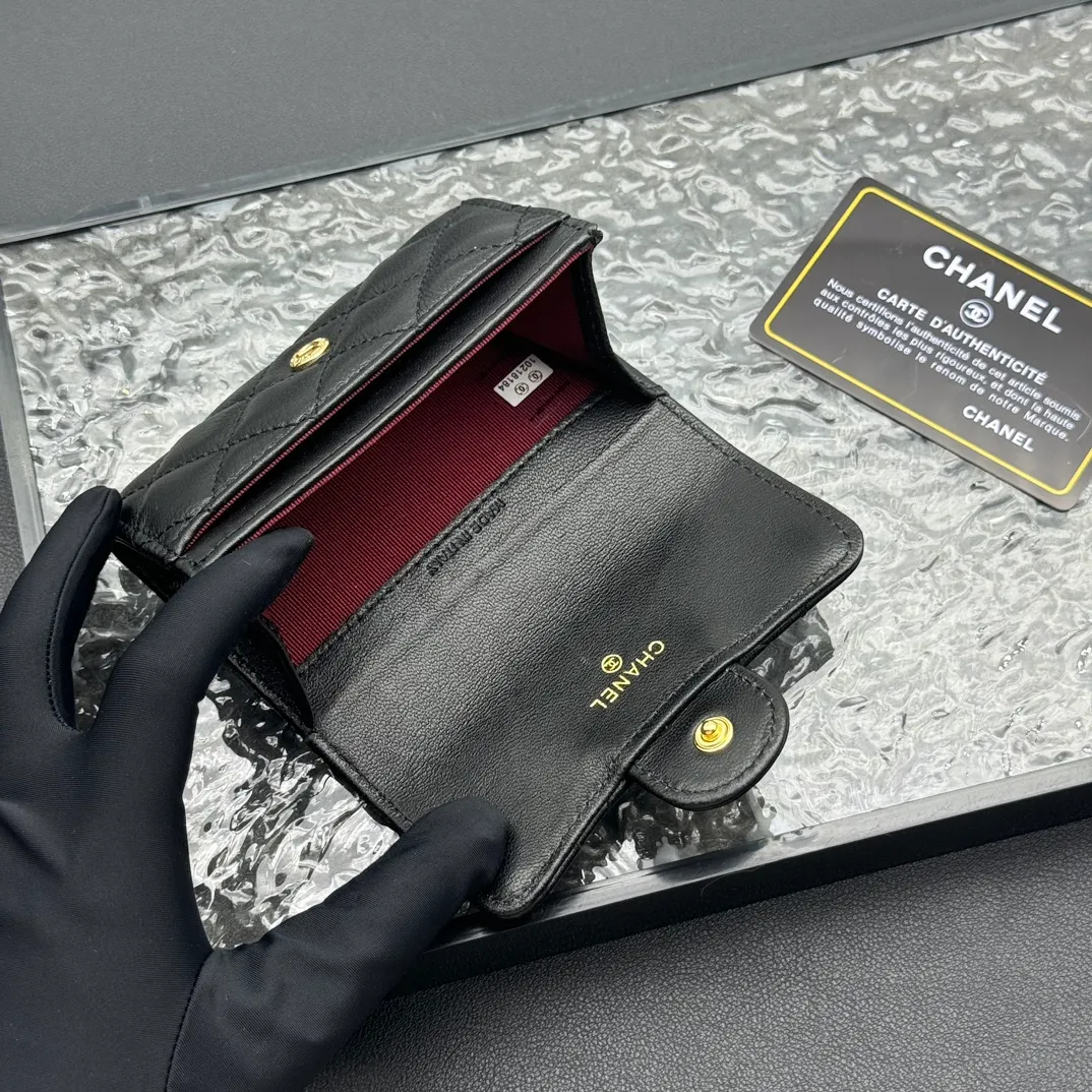 💰130 💎Top quality 💖 𝑪𝑯𝑨𝑵𝑬𝑳 Sheep pattern black/gold 💌 23K classic diamond pattern lambskin Chanel wallet 👛 CHANEL Classic Series Many new cf small card bags have arrived! This card holder has an extra card pocket at the back than the previous classic card holder❤️You can store cards and coins separately😊A very practical coin purse❤️Model number: AP458 Size: 11X7.5X2