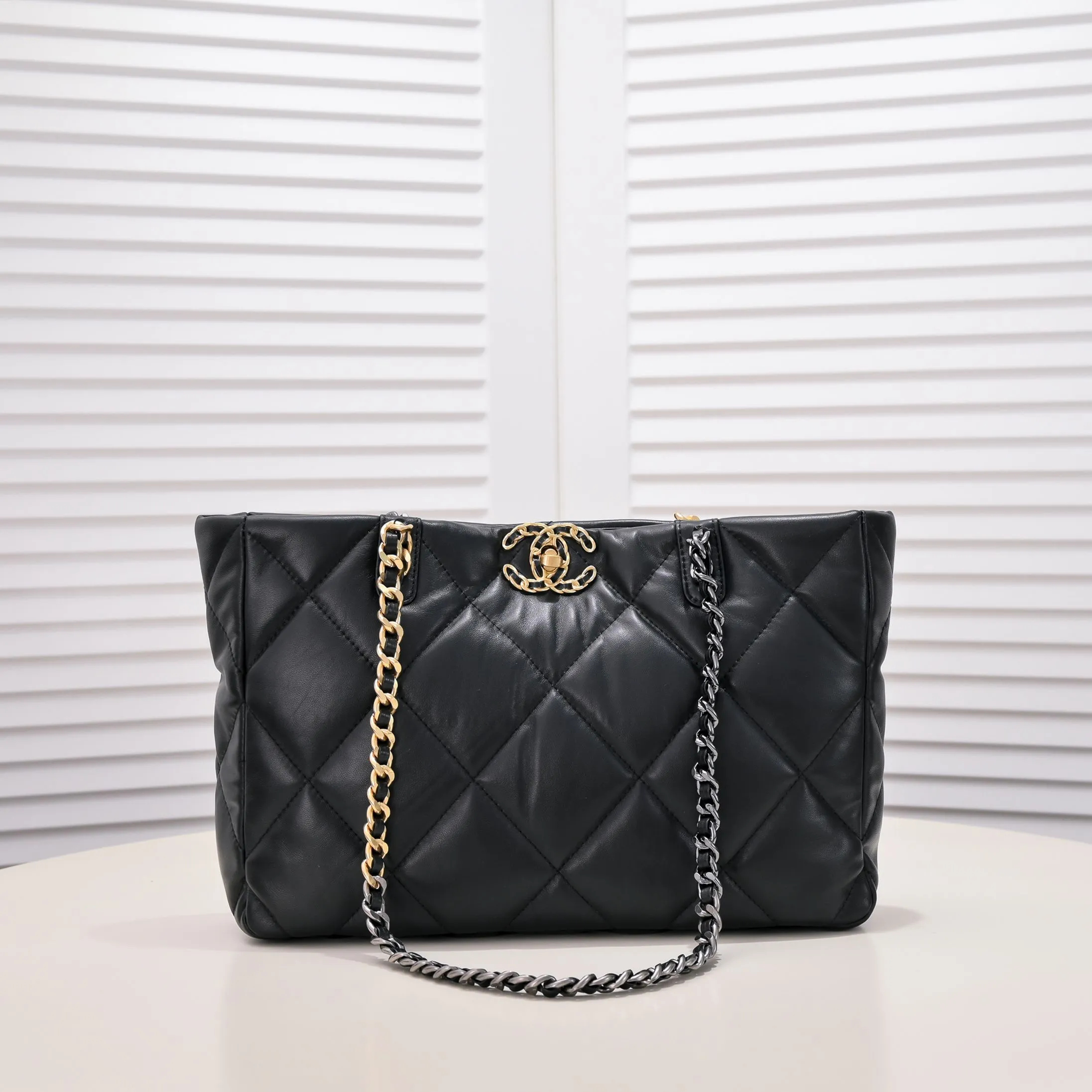 💰460￥Small size𝗖𝗛𝗔𝗡𝗘𝗟 𝟮𝟮𝗕 19𝑩𝑨𝑮 𝑻𝒐𝒕𝒆black gold Italian 🇮🇹 first-class [GR] lambskin🐑, feels delicate and soft, classic diamond pattern design is matched with leather-clad metal chains, gold has a high-end feel, this season's most classic black gold design, gathers all the elements of 19, super exquisite, soft and glutinous, a big bag of fried chicken is practical, deconstructs the classic bag shape, reshapes the trend and fashion, it is eye-catching, and it will last forever. Coding: 9091 Size: 38*22*8cm