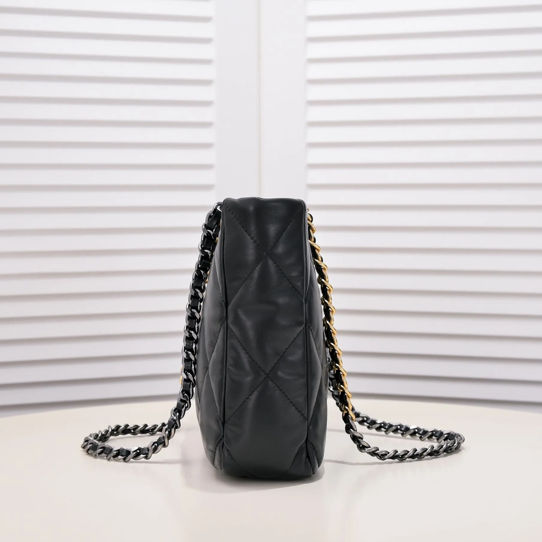 💰460￥Small size𝗖𝗛𝗔𝗡𝗘𝗟 𝟮𝟮𝗕 19𝑩𝑨𝑮 𝑻𝒐𝒕𝒆black gold Italian 🇮🇹 first-class [GR] lambskin🐑, feels delicate and soft, classic diamond pattern design is matched with leather-clad metal chains, gold has a high-end feel, this season's most classic black gold design, gathers all the elements of 19, super exquisite, soft and glutinous, a big bag of fried chicken is practical, deconstructs the classic bag shape, reshapes the trend and fashion, it is eye-catching, and it will last forever. Coding: 9091 Size: 38*22*8cm
