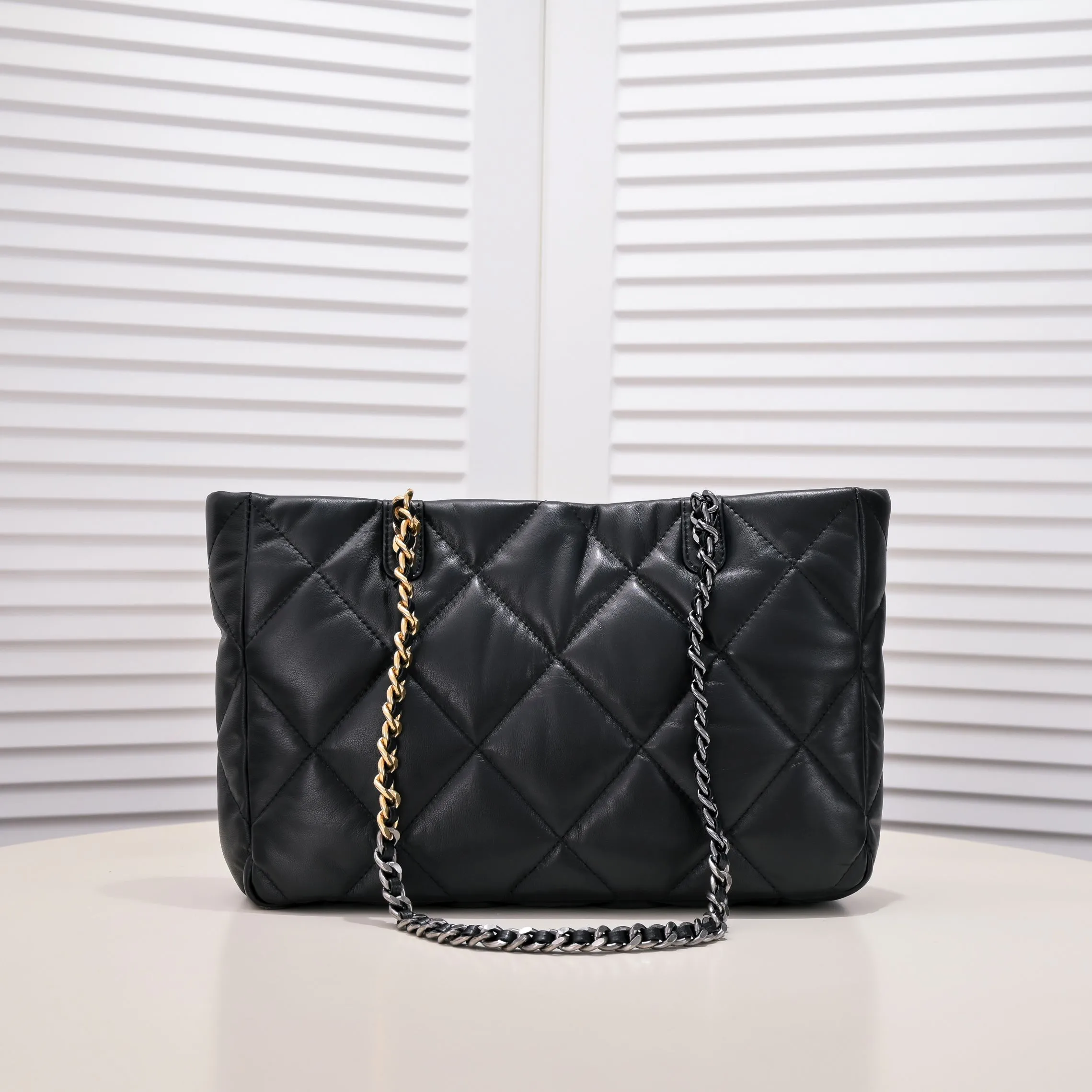 💰460￥Small size𝗖𝗛𝗔𝗡𝗘𝗟 𝟮𝟮𝗕 19𝑩𝑨𝑮 𝑻𝒐𝒕𝒆black gold Italian 🇮🇹 first-class [GR] lambskin🐑, feels delicate and soft, classic diamond pattern design is matched with leather-clad metal chains, gold has a high-end feel, this season's most classic black gold design, gathers all the elements of 19, super exquisite, soft and glutinous, a big bag of fried chicken is practical, deconstructs the classic bag shape, reshapes the trend and fashion, it is eye-catching, and it will last forever. Coding: 9091 Size: 38*22*8cm