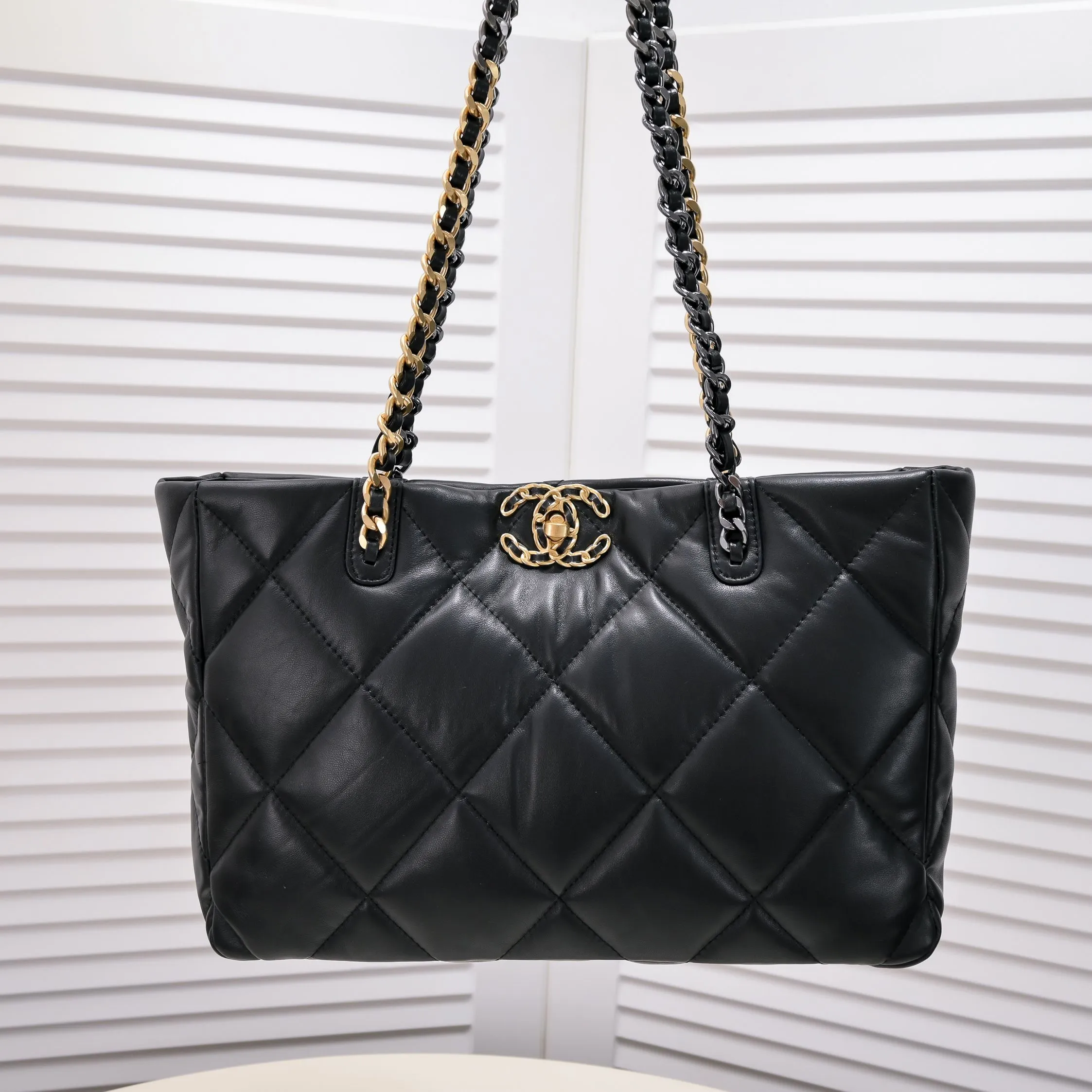 💰460￥Small size𝗖𝗛𝗔𝗡𝗘𝗟 𝟮𝟮𝗕 19𝑩𝑨𝑮 𝑻𝒐𝒕𝒆black gold Italian 🇮🇹 first-class [GR] lambskin🐑, feels delicate and soft, classic diamond pattern design is matched with leather-clad metal chains, gold has a high-end feel, this season's most classic black gold design, gathers all the elements of 19, super exquisite, soft and glutinous, a big bag of fried chicken is practical, deconstructs the classic bag shape, reshapes the trend and fashion, it is eye-catching, and it will last forever. Coding: 9091 Size: 38*22*8cm