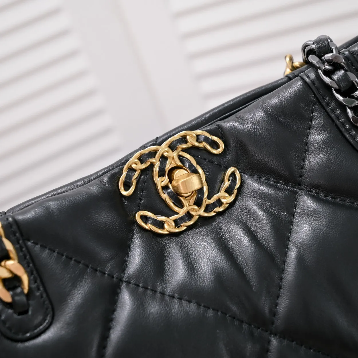 💰460￥Small size𝗖𝗛𝗔𝗡𝗘𝗟 𝟮𝟮𝗕 19𝑩𝑨𝑮 𝑻𝒐𝒕𝒆black gold Italian 🇮🇹 first-class [GR] lambskin🐑, feels delicate and soft, classic diamond pattern design is matched with leather-clad metal chains, gold has a high-end feel, this season's most classic black gold design, gathers all the elements of 19, super exquisite, soft and glutinous, a big bag of fried chicken is practical, deconstructs the classic bag shape, reshapes the trend and fashion, it is eye-catching, and it will last forever. Coding: 9091 Size: 38*22*8cm