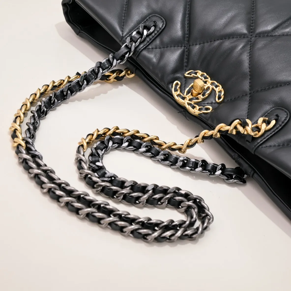💰460￥Small size𝗖𝗛𝗔𝗡𝗘𝗟 𝟮𝟮𝗕 19𝑩𝑨𝑮 𝑻𝒐𝒕𝒆black gold Italian 🇮🇹 first-class [GR] lambskin🐑, feels delicate and soft, classic diamond pattern design is matched with leather-clad metal chains, gold has a high-end feel, this season's most classic black gold design, gathers all the elements of 19, super exquisite, soft and glutinous, a big bag of fried chicken is practical, deconstructs the classic bag shape, reshapes the trend and fashion, it is eye-catching, and it will last forever. Coding: 9091 Size: 38*22*8cm