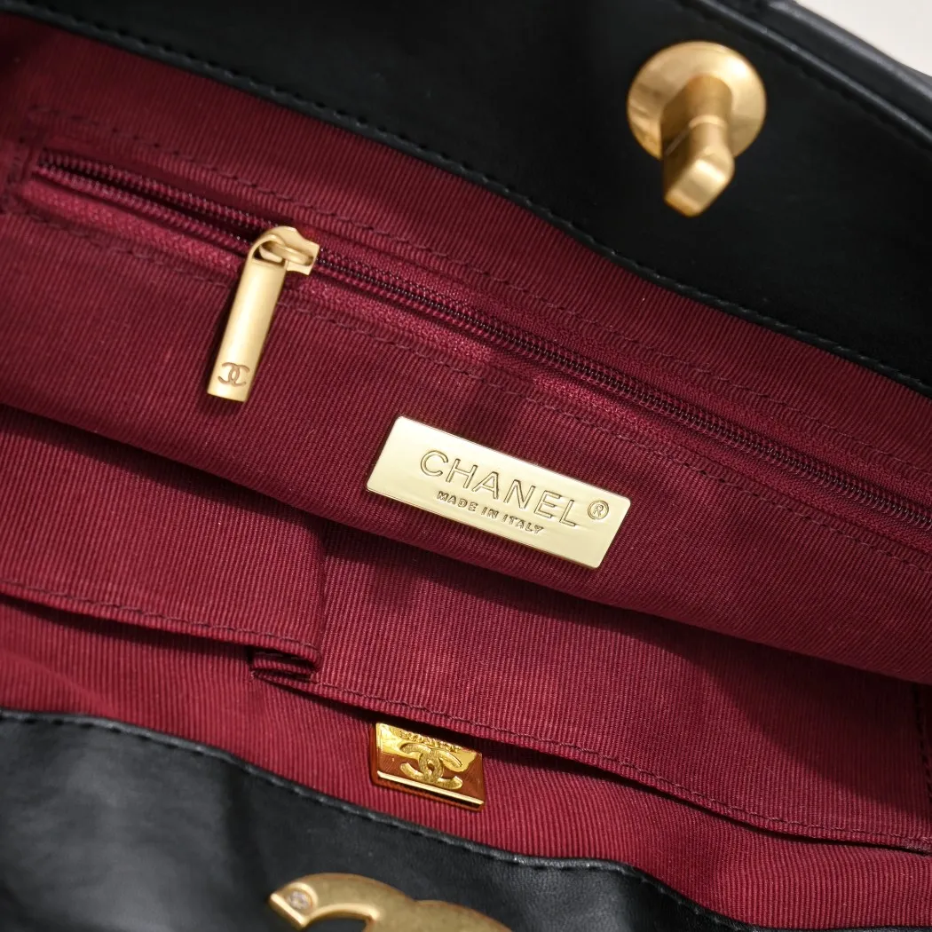 💰460￥Small size𝗖𝗛𝗔𝗡𝗘𝗟 𝟮𝟮𝗕 19𝑩𝑨𝑮 𝑻𝒐𝒕𝒆black gold Italian 🇮🇹 first-class [GR] lambskin🐑, feels delicate and soft, classic diamond pattern design is matched with leather-clad metal chains, gold has a high-end feel, this season's most classic black gold design, gathers all the elements of 19, super exquisite, soft and glutinous, a big bag of fried chicken is practical, deconstructs the classic bag shape, reshapes the trend and fashion, it is eye-catching, and it will last forever. Coding: 9091 Size: 38*22*8cm