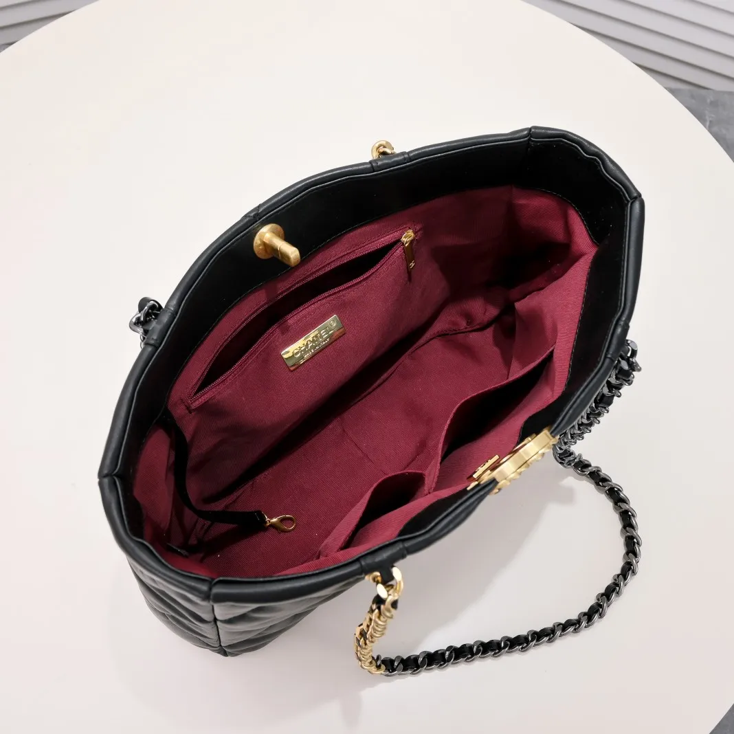 💰460￥Small size𝗖𝗛𝗔𝗡𝗘𝗟 𝟮𝟮𝗕 19𝑩𝑨𝑮 𝑻𝒐𝒕𝒆black gold Italian 🇮🇹 first-class [GR] lambskin🐑, feels delicate and soft, classic diamond pattern design is matched with leather-clad metal chains, gold has a high-end feel, this season's most classic black gold design, gathers all the elements of 19, super exquisite, soft and glutinous, a big bag of fried chicken is practical, deconstructs the classic bag shape, reshapes the trend and fashion, it is eye-catching, and it will last forever. Coding: 9091 Size: 38*22*8cm