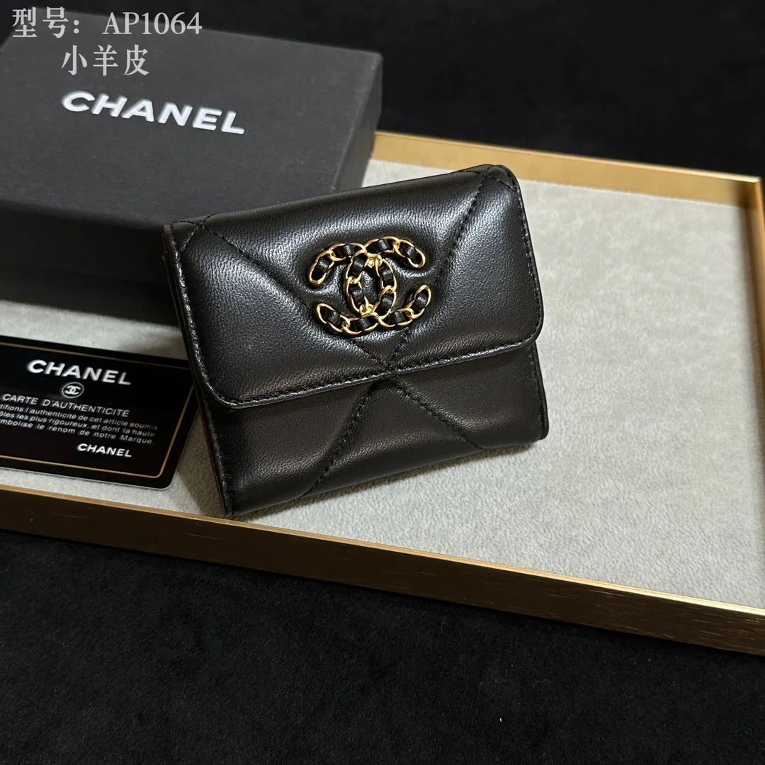💰170 💎Top quality💖 𝑪𝑯𝑨𝑵𝑬𝑳 All sheepskin inside and outside 💕 Grandma’s annual hot 19 series The only series named after the year 2019; it was created by Lafayette and the current design director during his lifetime, witnessing the alternation of the two eras of the brand, uniquely meaningful! The enlarged rhombus pattern presents the leather chain style in the large Double C logo, giving it a strong nostalgic retro style. 19 series small mouth cover pure goat leather! Comes with new luogo. Stylish and elegant/original quality! The details are stunningly beautiful. Model: AP2158. Size: 10.7*9.5*2.7cm