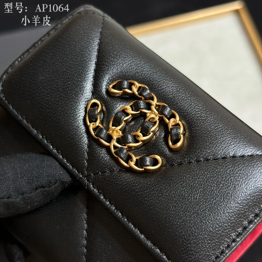 💰170 💎Top quality💖 𝑪𝑯𝑨𝑵𝑬𝑳 All sheepskin inside and outside 💕 Grandma’s annual hot 19 series The only series named after the year 2019; it was created by Lafayette and the current design director during his lifetime, witnessing the alternation of the two eras of the brand, uniquely meaningful! The enlarged rhombus pattern presents the leather chain style in the large Double C logo, giving it a strong nostalgic retro style. 19 series small mouth cover pure goat leather! Comes with new luogo. Stylish and elegant/original quality! The details are stunningly beautiful. Model: AP2158. Size: 10.7*9.5*2.7cm