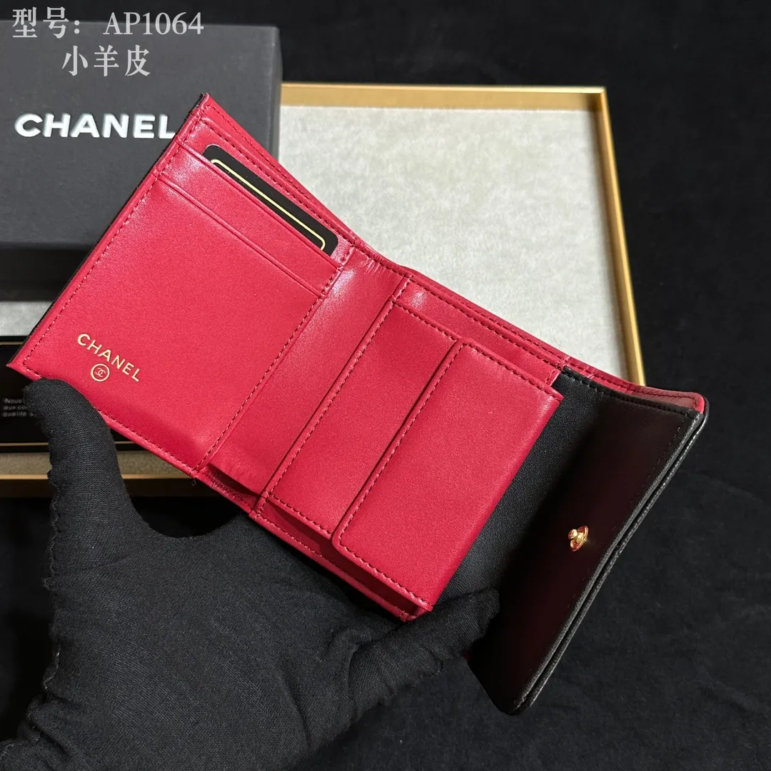 💰170 💎Top quality💖 𝑪𝑯𝑨𝑵𝑬𝑳 All sheepskin inside and outside 💕 Grandma’s annual hot 19 series The only series named after the year 2019; it was created by Lafayette and the current design director during his lifetime, witnessing the alternation of the two eras of the brand, uniquely meaningful! The enlarged rhombus pattern presents the leather chain style in the large Double C logo, giving it a strong nostalgic retro style. 19 series small mouth cover pure goat leather! Comes with new luogo. Stylish and elegant/original quality! The details are stunningly beautiful. Model: AP2158. Size: 10.7*9.5*2.7cm