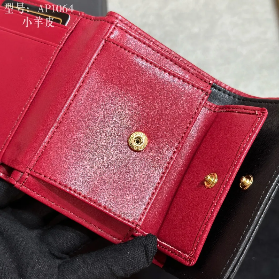 💰170 💎Top quality💖 𝑪𝑯𝑨𝑵𝑬𝑳 All sheepskin inside and outside 💕 Grandma’s annual hot 19 series The only series named after the year 2019; it was created by Lafayette and the current design director during his lifetime, witnessing the alternation of the two eras of the brand, uniquely meaningful! The enlarged rhombus pattern presents the leather chain style in the large Double C logo, giving it a strong nostalgic retro style. 19 series small mouth cover pure goat leather! Comes with new luogo. Stylish and elegant/original quality! The details are stunningly beautiful. Model: AP2158. Size: 10.7*9.5*2.7cm