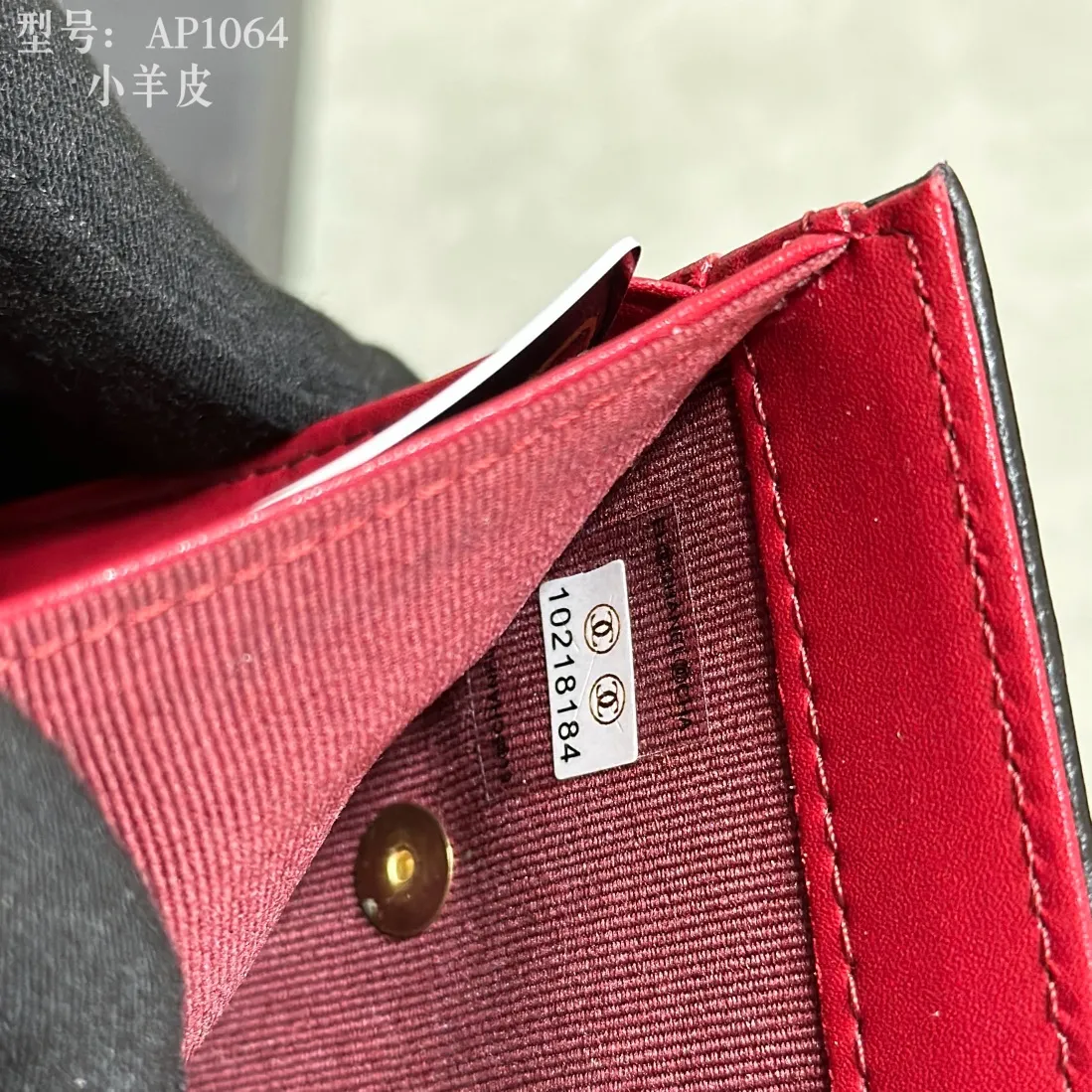 💰170 💎Top quality💖 𝑪𝑯𝑨𝑵𝑬𝑳 All sheepskin inside and outside 💕 Grandma’s annual hot 19 series The only series named after the year 2019; it was created by Lafayette and the current design director during his lifetime, witnessing the alternation of the two eras of the brand, uniquely meaningful! The enlarged rhombus pattern presents the leather chain style in the large Double C logo, giving it a strong nostalgic retro style. 19 series small mouth cover pure goat leather! Comes with new luogo. Stylish and elegant/original quality! The details are stunningly beautiful. Model: AP2158. Size: 10.7*9.5*2.7cm