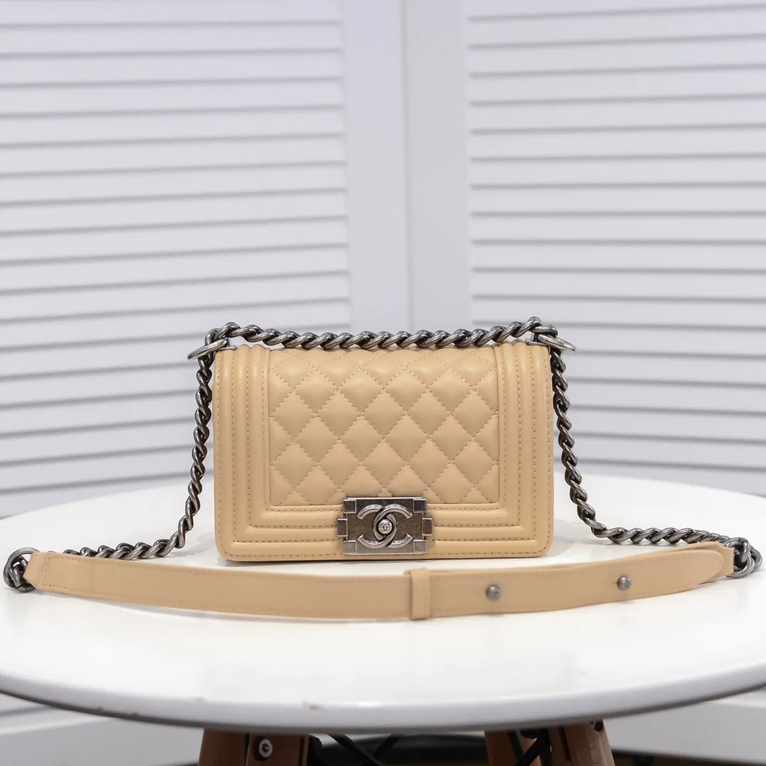 💰400￥ (Full sheepskin with original hardware) [Smile] Chanel Chanel 👑 Lambskin [Lightning] Thickened electroplated hardware accessories 🌈 The workmanship is comparable to the original order 💪 The bottom can be pinched and rebounded without trace, absolutely spot-on and real-life, fashionable and durable 💪💪 High-end quality, no pressure in and out of the drill cabinet 💏, size 20*12*7cm, style number 67085