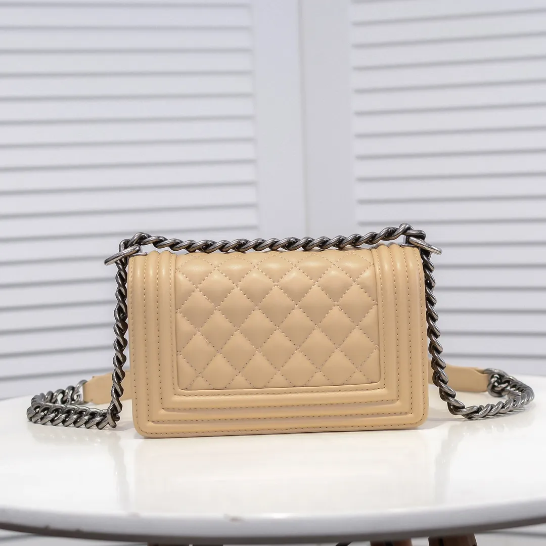 💰400￥ (Full sheepskin with original hardware) [Smile] Chanel Chanel 👑 Lambskin [Lightning] Thickened electroplated hardware accessories 🌈 The workmanship is comparable to the original order 💪 The bottom can be pinched and rebounded without trace, absolutely spot-on and real-life, fashionable and durable 💪💪 High-end quality, no pressure in and out of the drill cabinet 💏, size 20*12*7cm, style number 67085