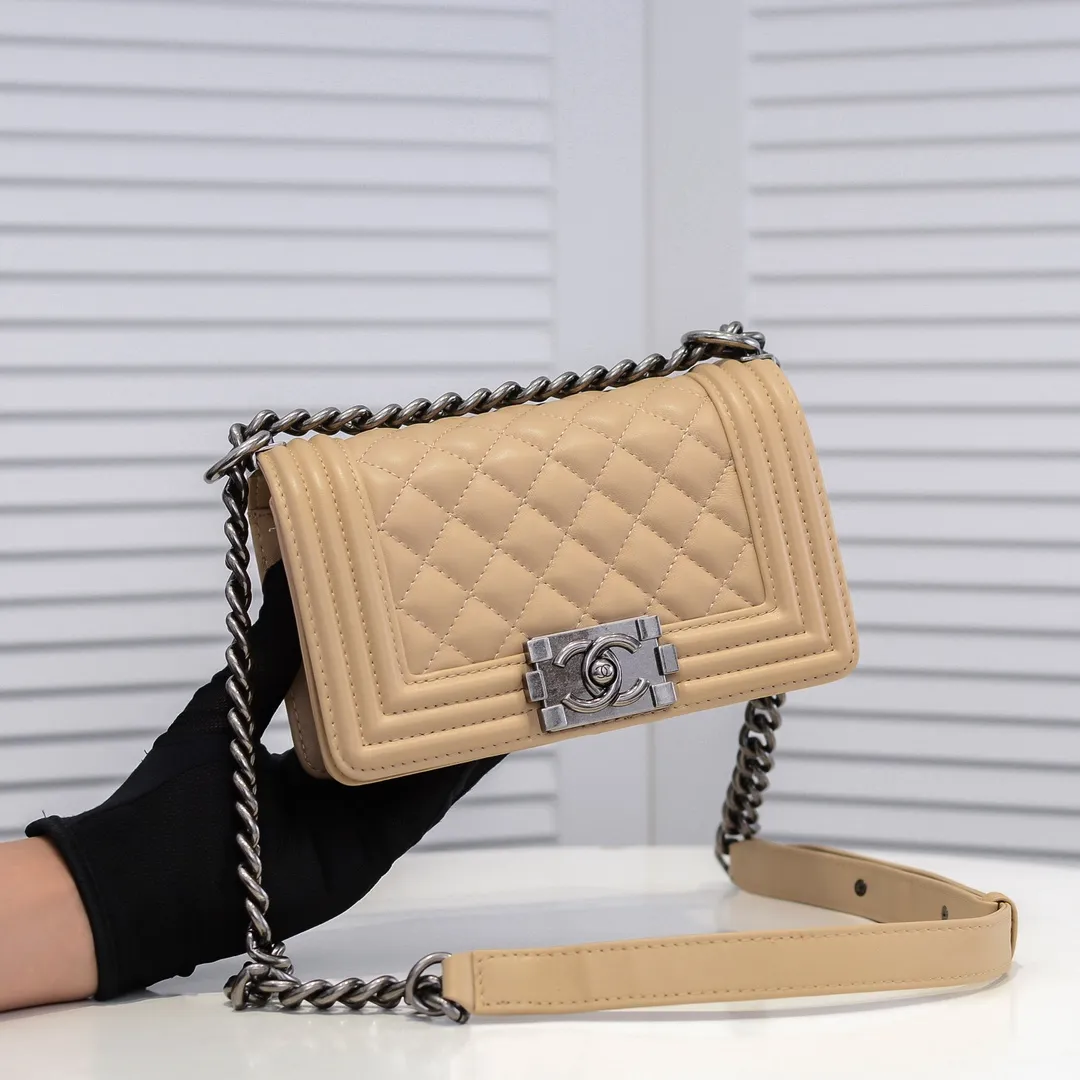 💰400￥ (Full sheepskin with original hardware) [Smile] Chanel Chanel 👑 Lambskin [Lightning] Thickened electroplated hardware accessories 🌈 The workmanship is comparable to the original order 💪 The bottom can be pinched and rebounded without trace, absolutely spot-on and real-life, fashionable and durable 💪💪 High-end quality, no pressure in and out of the drill cabinet 💏, size 20*12*7cm, style number 67085