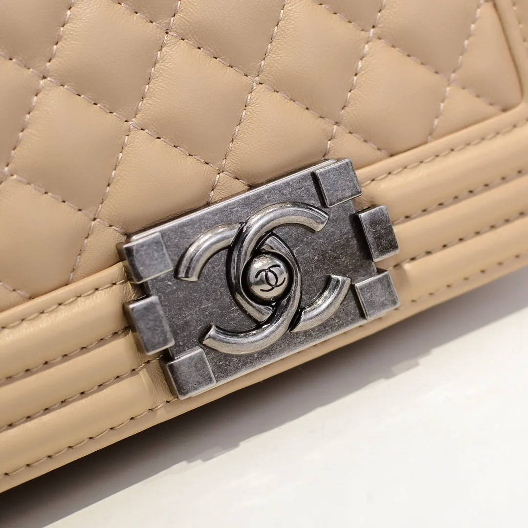 💰400￥ (Full sheepskin with original hardware) [Smile] Chanel Chanel 👑 Lambskin [Lightning] Thickened electroplated hardware accessories 🌈 The workmanship is comparable to the original order 💪 The bottom can be pinched and rebounded without trace, absolutely spot-on and real-life, fashionable and durable 💪💪 High-end quality, no pressure in and out of the drill cabinet 💏, size 20*12*7cm, style number 67085
