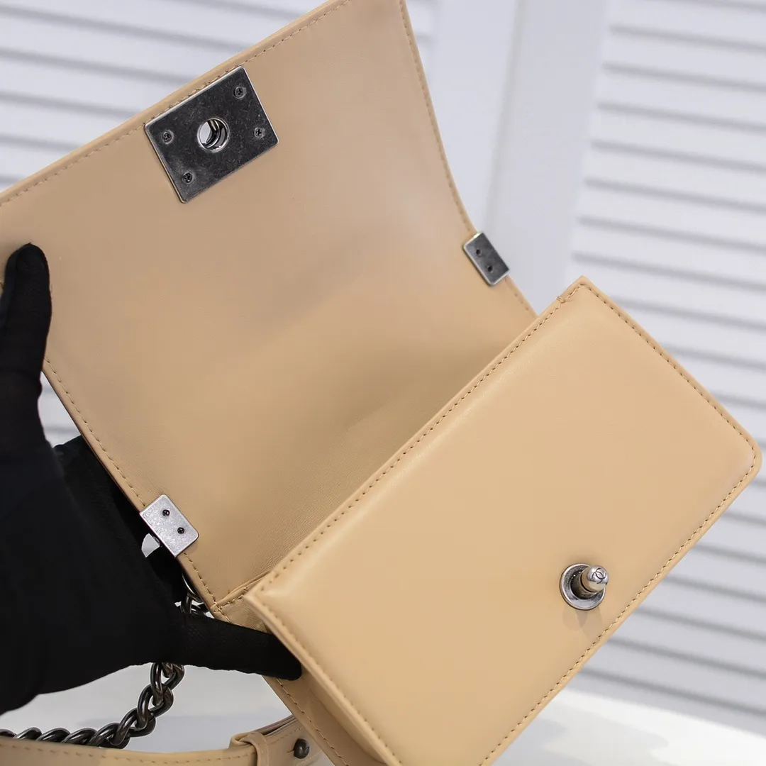 💰400￥ (Full sheepskin with original hardware) [Smile] Chanel Chanel 👑 Lambskin [Lightning] Thickened electroplated hardware accessories 🌈 The workmanship is comparable to the original order 💪 The bottom can be pinched and rebounded without trace, absolutely spot-on and real-life, fashionable and durable 💪💪 High-end quality, no pressure in and out of the drill cabinet 💏, size 20*12*7cm, style number 67085