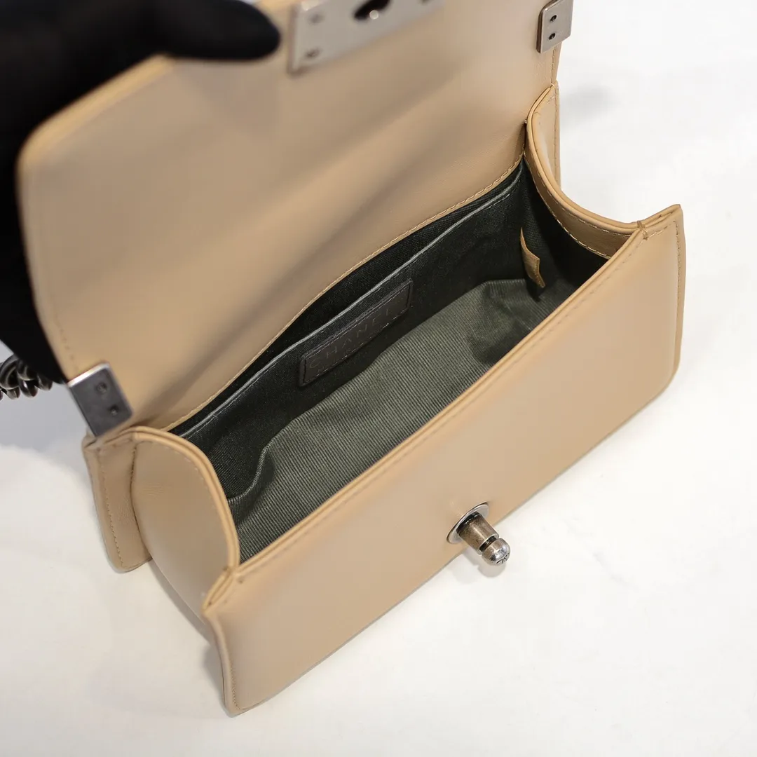 💰400￥ (Full sheepskin with original hardware) [Smile] Chanel Chanel 👑 Lambskin [Lightning] Thickened electroplated hardware accessories 🌈 The workmanship is comparable to the original order 💪 The bottom can be pinched and rebounded without trace, absolutely spot-on and real-life, fashionable and durable 💪💪 High-end quality, no pressure in and out of the drill cabinet 💏, size 20*12*7cm, style number 67085