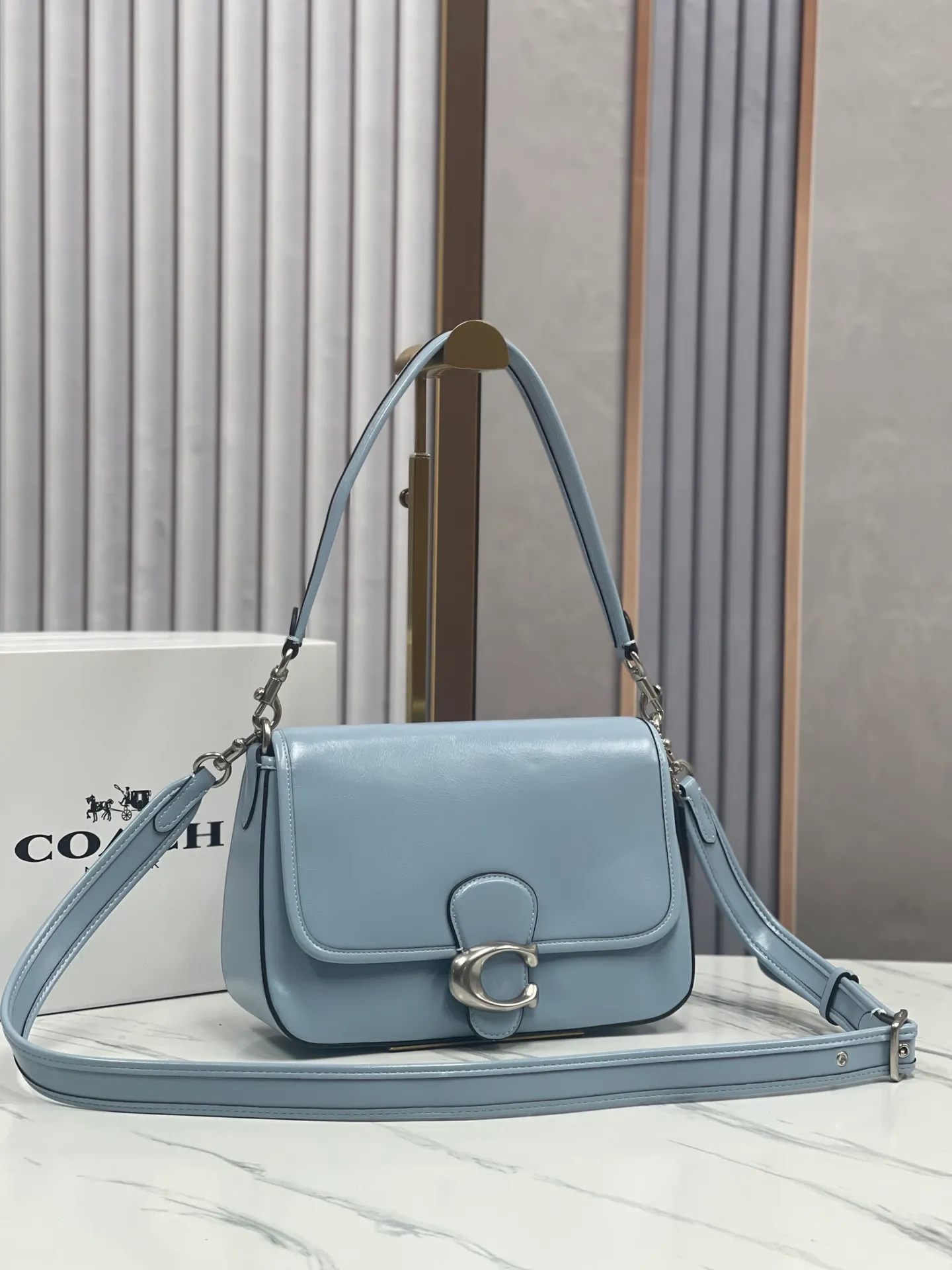 Batch 480💰coach/Coach new model CR653 New product Soft Tabby So many of them are my favorite ~ Retro style. Oil wax leather has always been the current popular style. This model perfectly interprets the French retro romance. It has 2 shoulder straps, both of which can be freely detached. The short shoulder strap can be used as an armpit bag or a handbag. It is very suitable for any style. The built-in capacity is super enough! The key is this color matching, Juejuezi is a versatile classic. Size: 26*15*8.5 cm.
