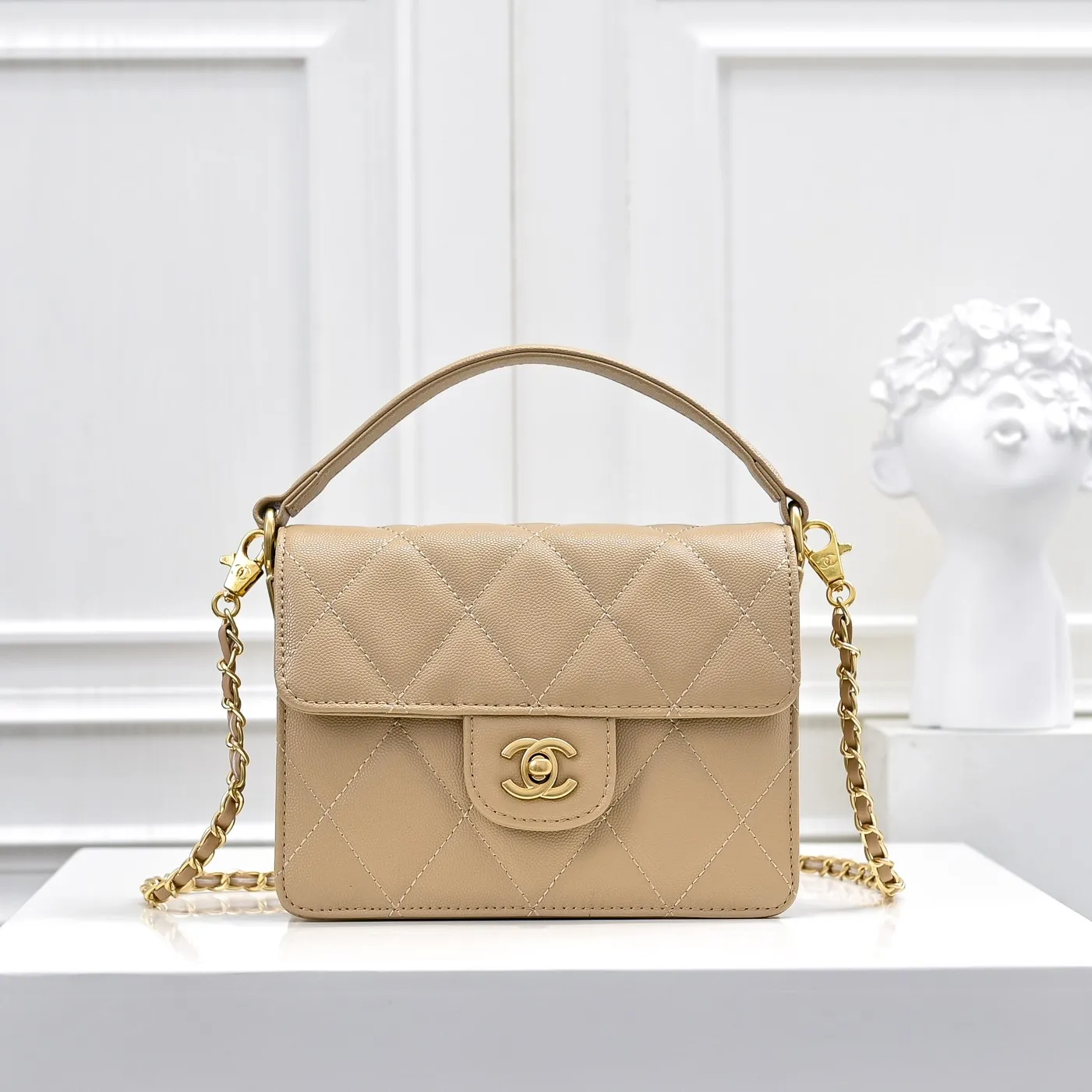 💰430￥Medium size👑CHANEL24k new autumn and winter large, medium and small, unique texture of caviar cowhide. It can be carried by hand or cross-body. The shoulder strap is detachable. It can perfectly match every look of yours, whether it is for daily outings or important occasions. Its classicness and elegance make you stand out from the crowd. Medium size: 19x14cm, style number: 1212