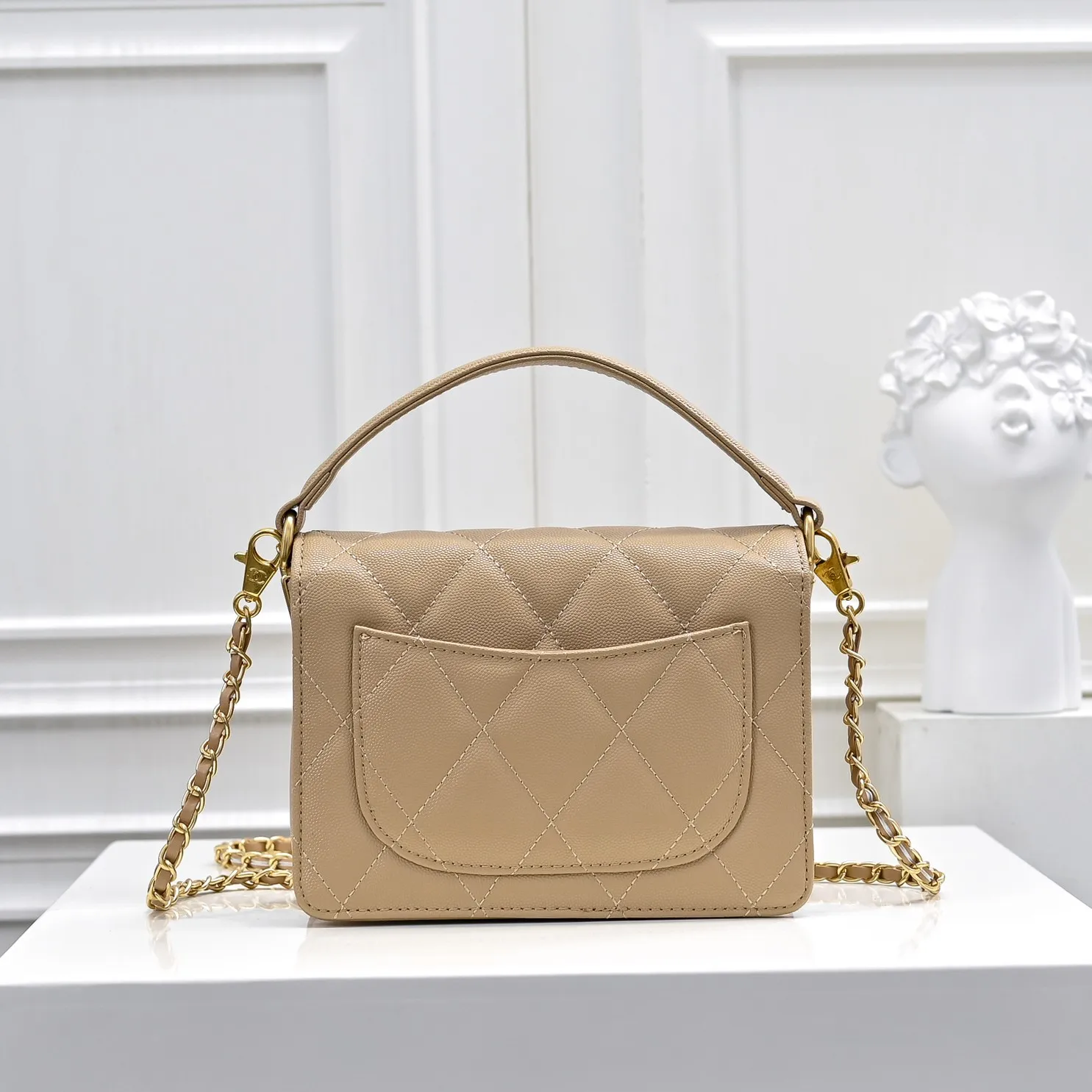 💰430￥Medium size👑CHANEL24k new autumn and winter large, medium and small, unique texture of caviar cowhide. It can be carried by hand or cross-body. The shoulder strap is detachable. It can perfectly match every look of yours, whether it is for daily outings or important occasions. Its classicness and elegance make you stand out from the crowd. Medium size: 19x14cm, style number: 1212