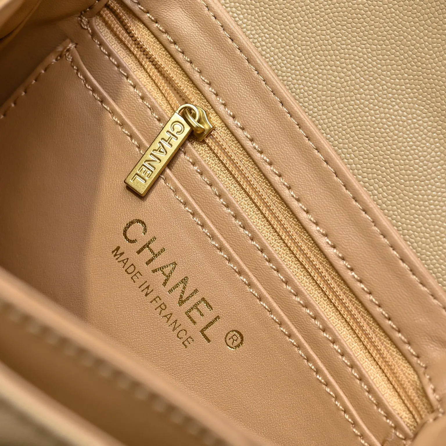 💰430￥Medium size👑CHANEL24k new autumn and winter large, medium and small, unique texture of caviar cowhide. It can be carried by hand or cross-body. The shoulder strap is detachable. It can perfectly match every look of yours, whether it is for daily outings or important occasions. Its classicness and elegance make you stand out from the crowd. Medium size: 19x14cm, style number: 1212