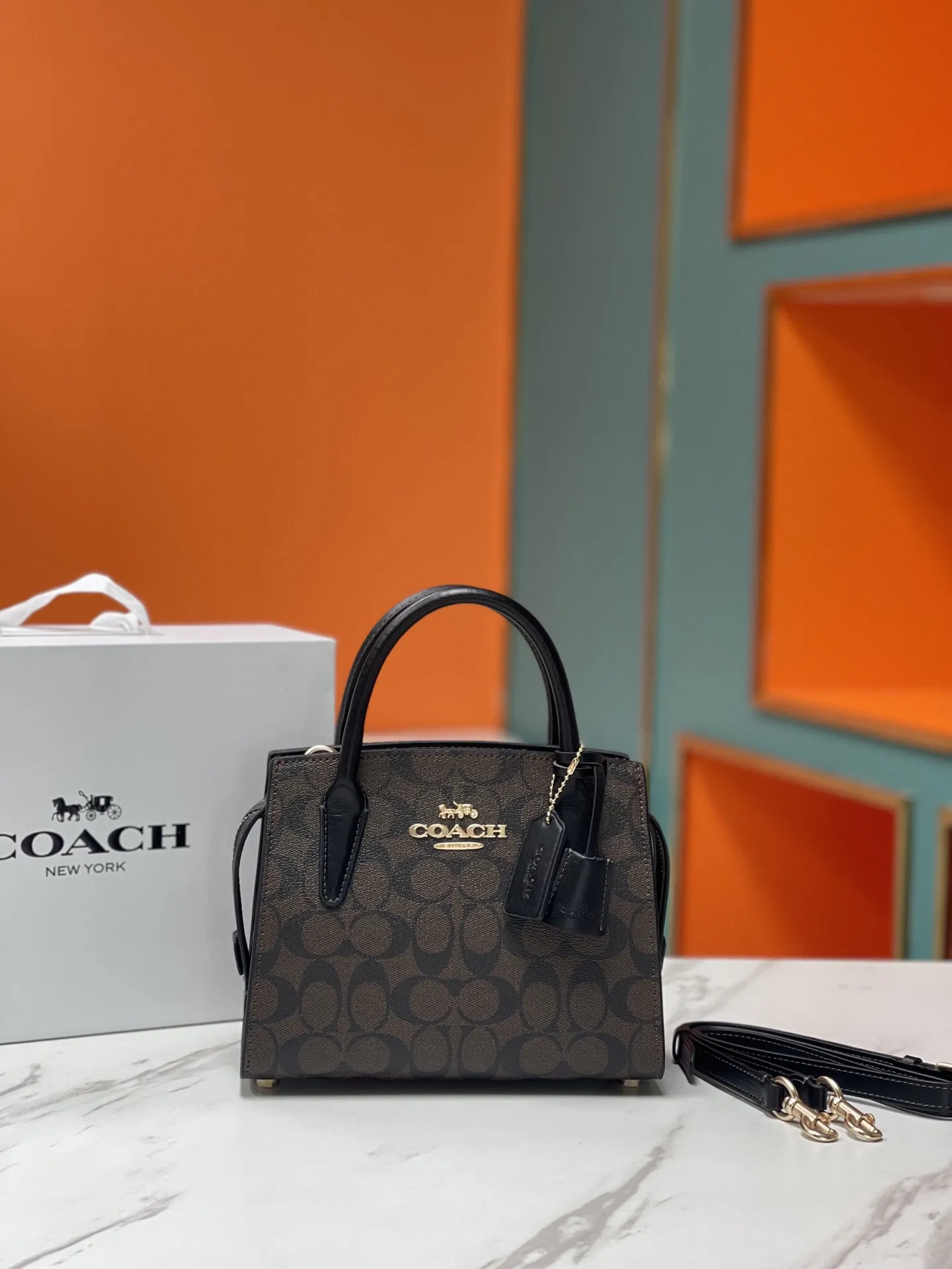 Batch 440💰COACH/Coach new model CP266 January new Andrea Diana bag, versatile bag for autumn and winter. Classic color matching, versatile style, timeless Diana bag, can be easily used and matched as a hand-held crossbody. The zipper design protects items from falling out. It is not too large but has a pleasant capacity, which is sufficient and easy to carry. Size 22X16.5X11.5