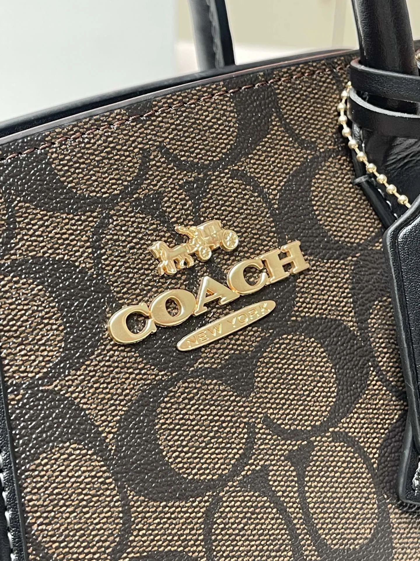 Batch 440💰COACH/Coach new model CP266 January new Andrea Diana bag, versatile bag for autumn and winter. Classic color matching, versatile style, timeless Diana bag, can be easily used and matched as a hand-held crossbody. The zipper design protects items from falling out. It is not too large but has a pleasant capacity, which is sufficient and easy to carry. Size 22X16.5X11.5