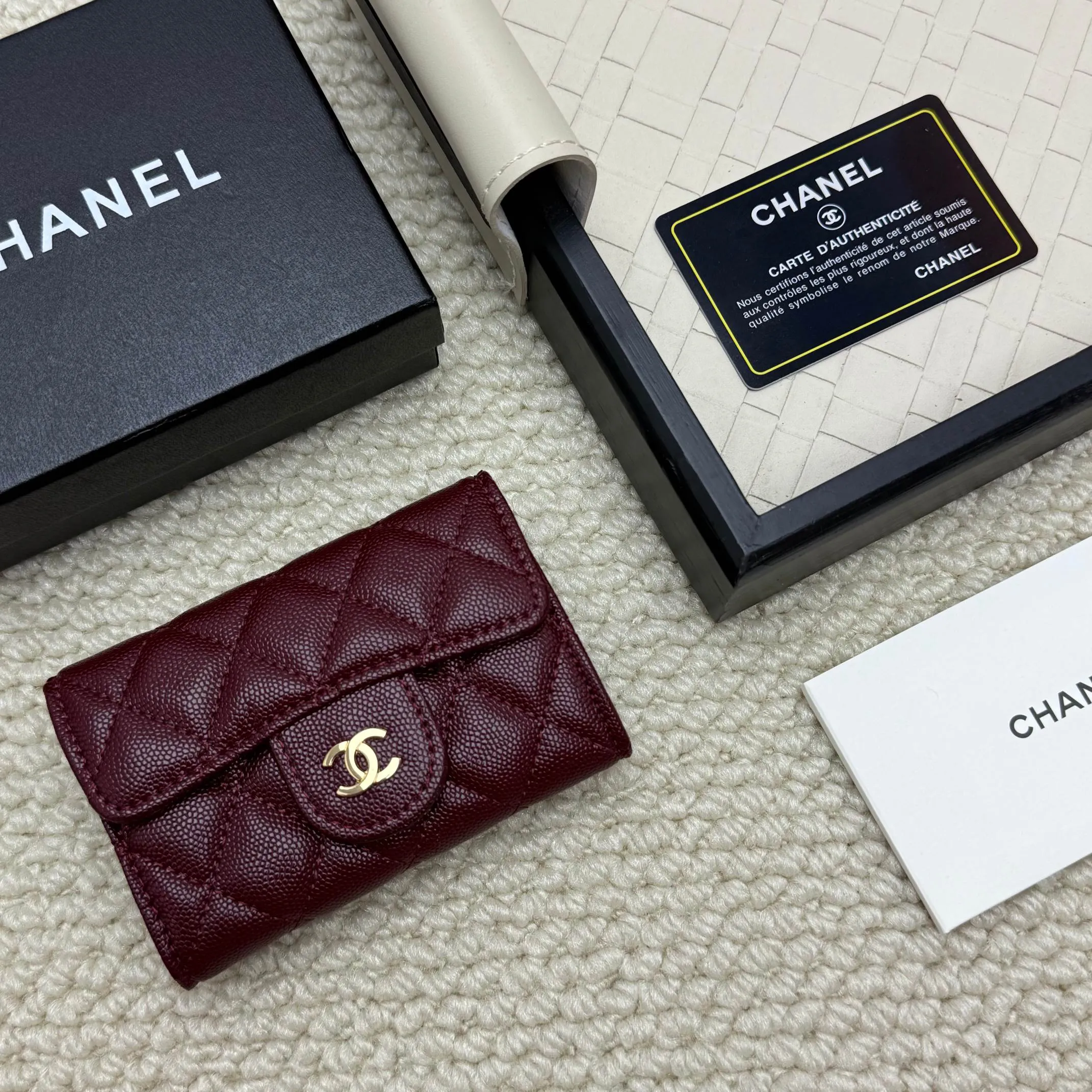 💰130 Chanel’s new product🍃card holder has arrived🍃. This card holder is more practical with an inner zipper😘The details are so beautiful, model number P468, size 11*8.5*3cm.