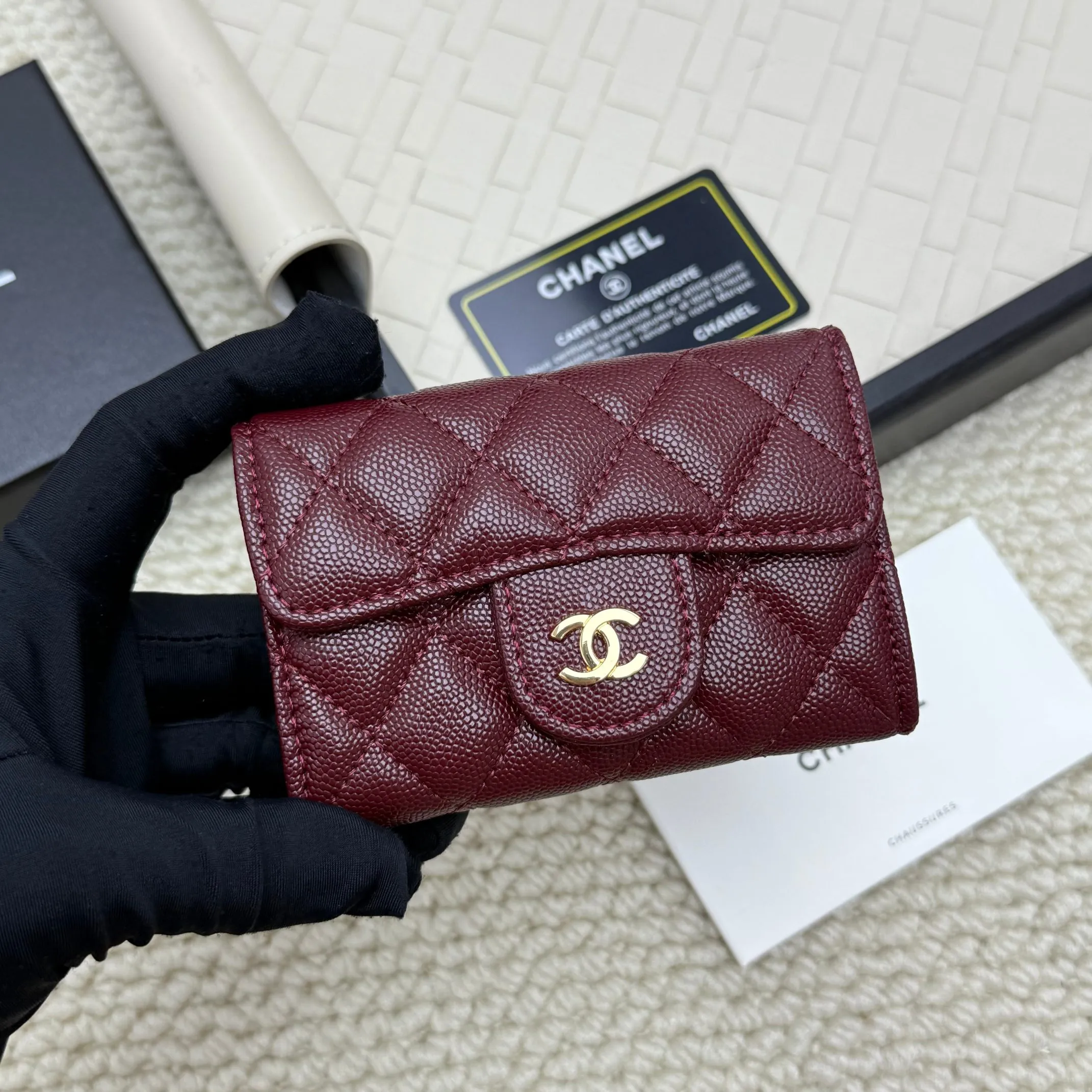 💰130 Chanel’s new product🍃card holder has arrived🍃. This card holder is more practical with an inner zipper😘The details are so beautiful, model number P468, size 11*8.5*3cm.