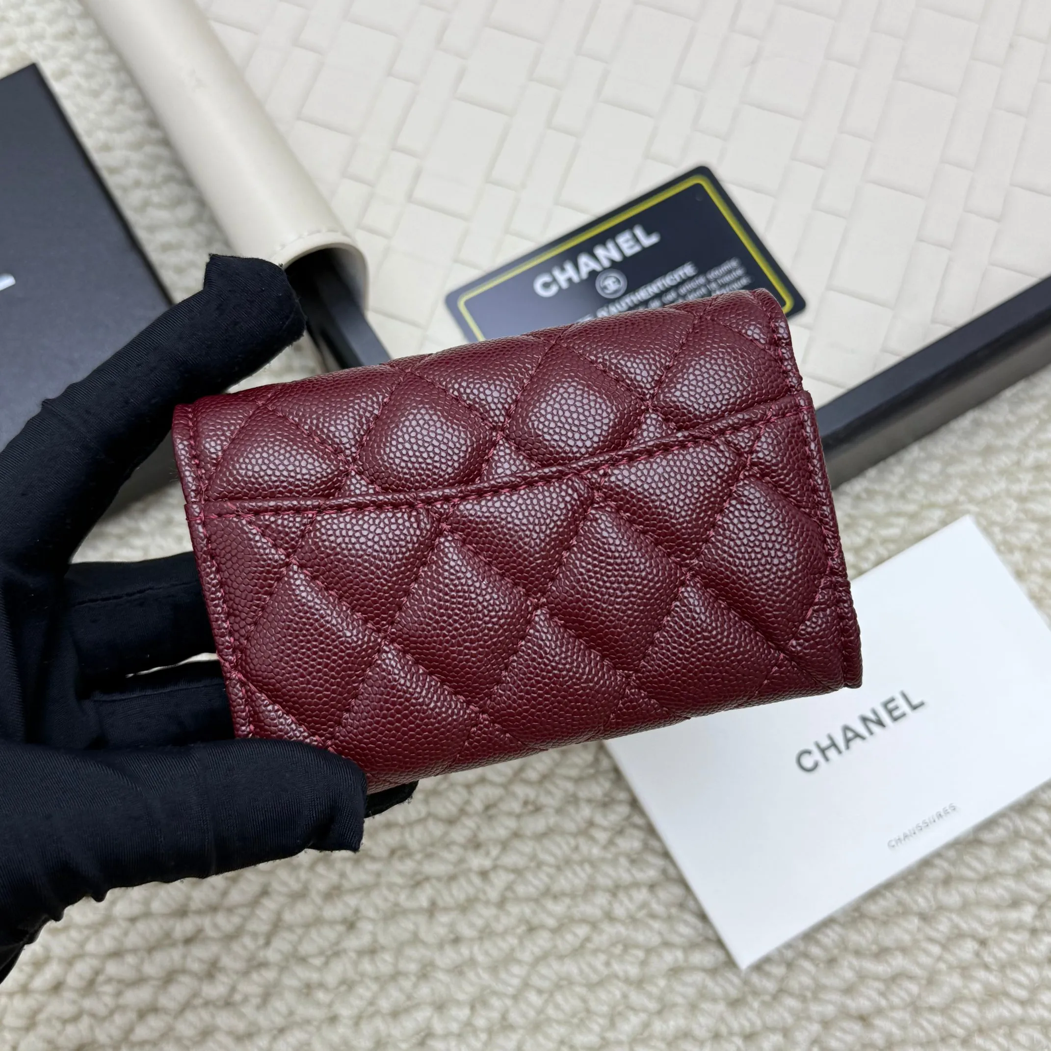 💰130 Chanel’s new product🍃card holder has arrived🍃. This card holder is more practical with an inner zipper😘The details are so beautiful, model number P468, size 11*8.5*3cm.