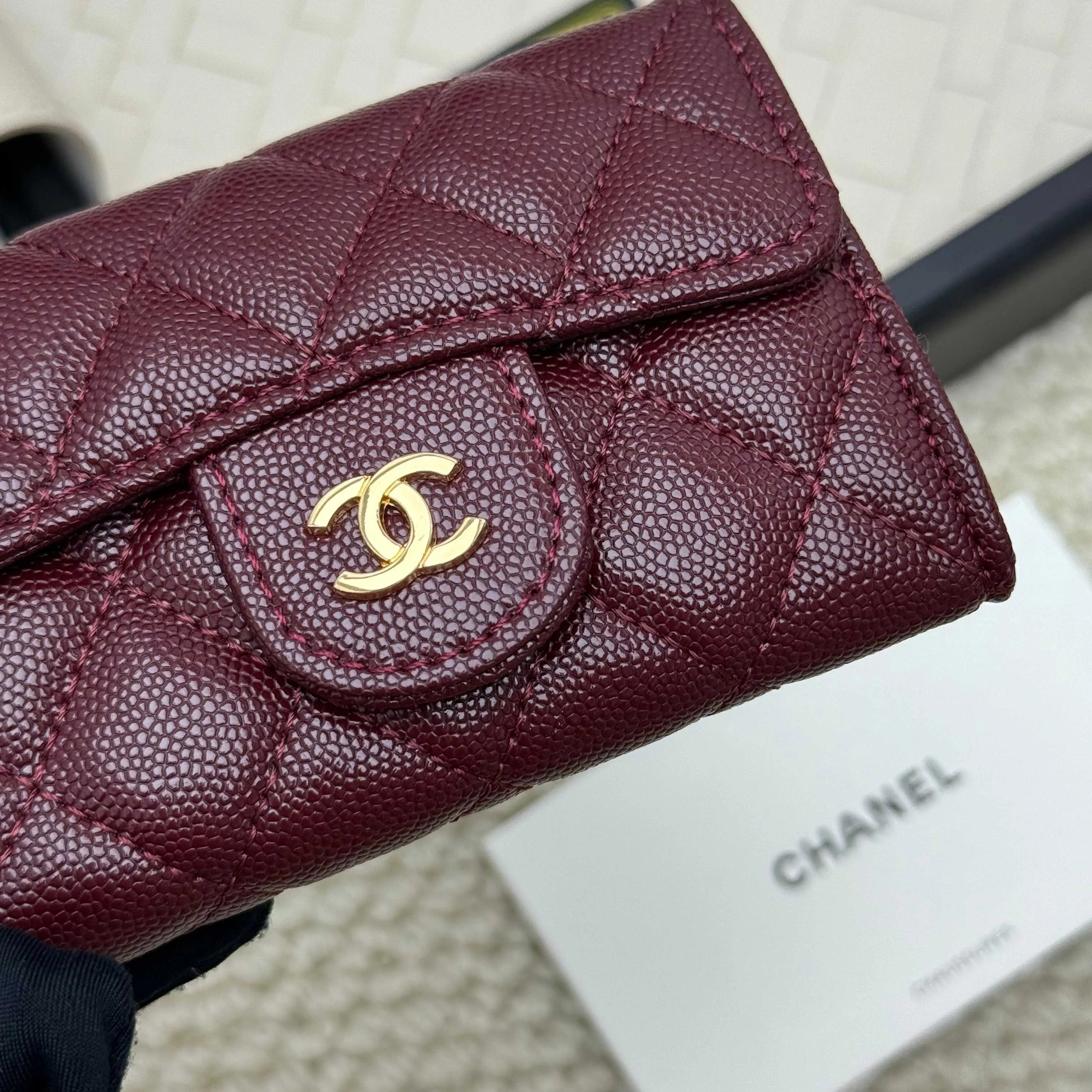 💰130 Chanel’s new product🍃card holder has arrived🍃. This card holder is more practical with an inner zipper😘The details are so beautiful, model number P468, size 11*8.5*3cm.