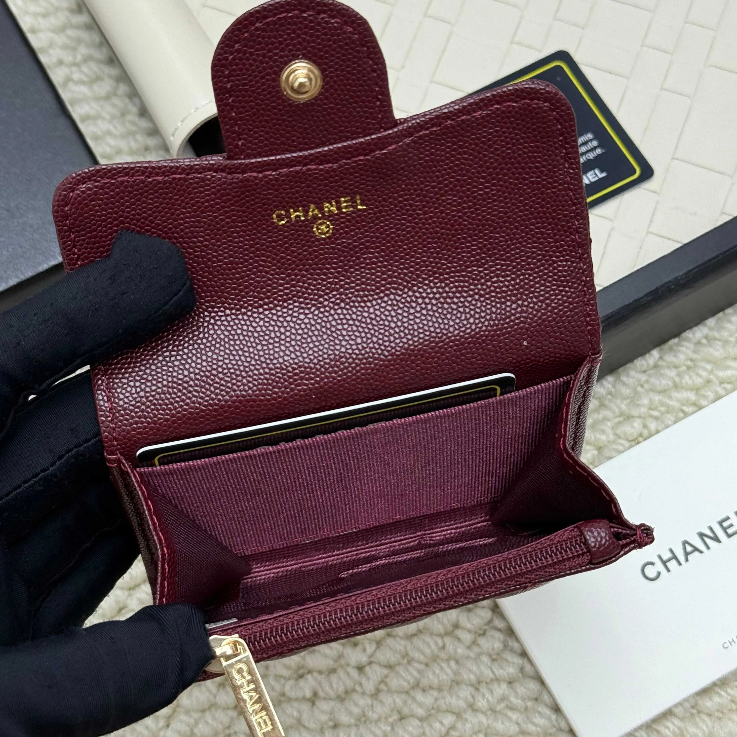 💰130 Chanel’s new product🍃card holder has arrived🍃. This card holder is more practical with an inner zipper😘The details are so beautiful, model number P468, size 11*8.5*3cm.