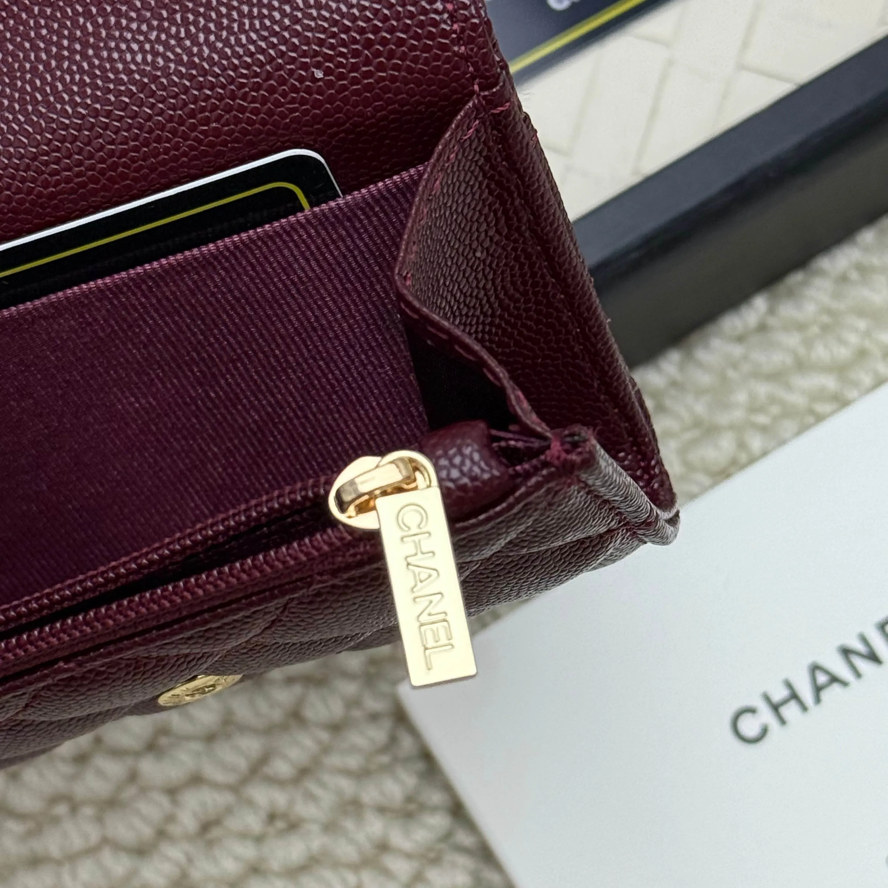 💰130 Chanel’s new product🍃card holder has arrived🍃. This card holder is more practical with an inner zipper😘The details are so beautiful, model number P468, size 11*8.5*3cm.