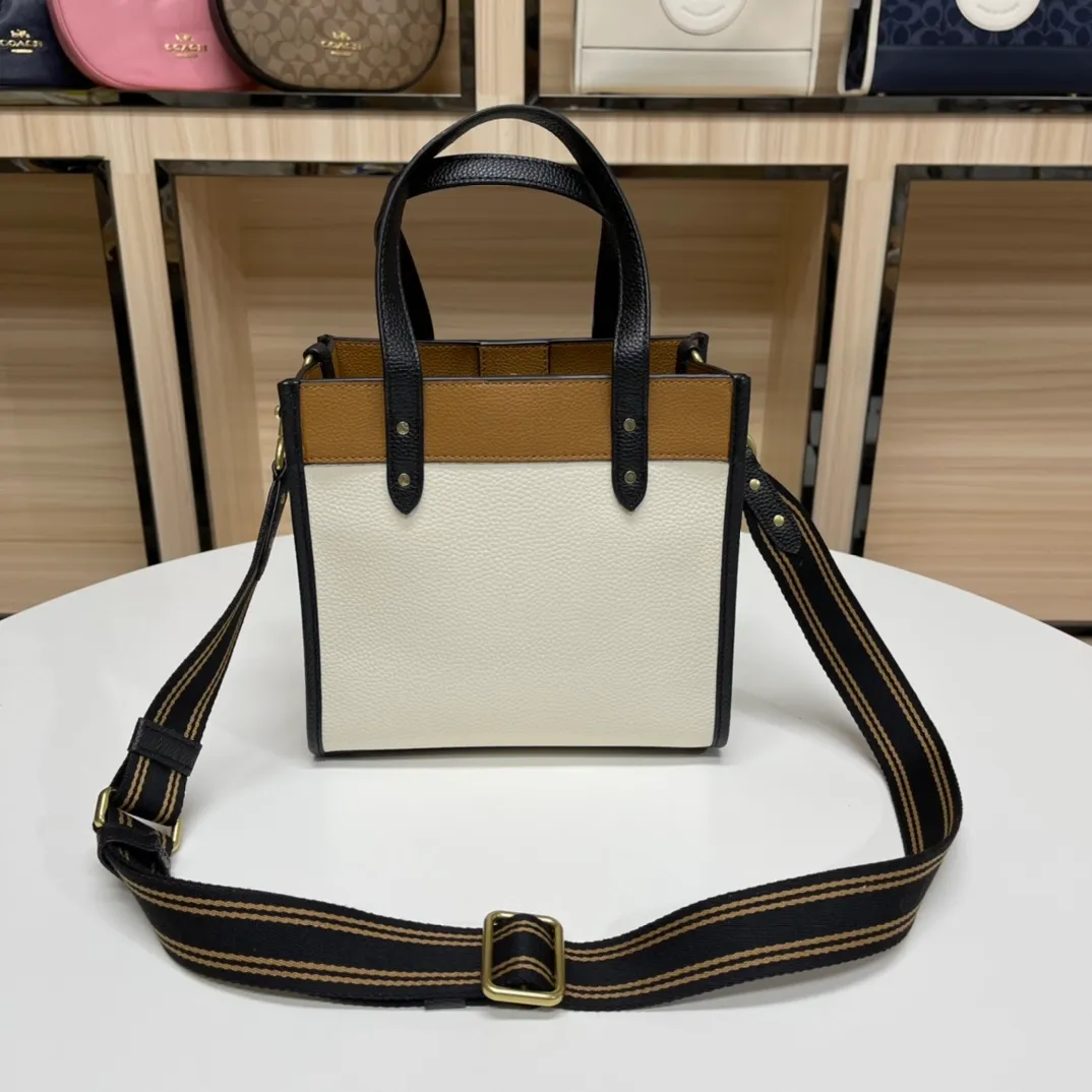 Top original order, batch 400💰 Coach/Coach new model number: C3461 Field Tote 22 cream white, caramel and black goose warm stone cowhide, super beautiful color, simple yet high-end, square and cute, hand-carried, shoulder, cross-body, versatile and practical, super popular ~a favorite of petite girls~ Size: 22*21*12 cm.