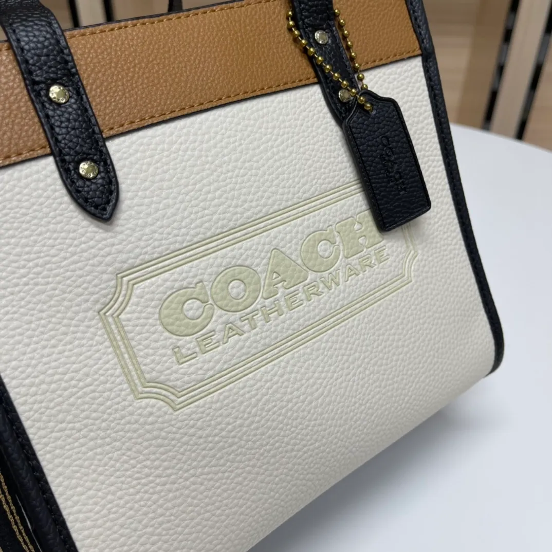 Top original order, batch 400💰 Coach/Coach new model number: C3461 Field Tote 22 cream white, caramel and black goose warm stone cowhide, super beautiful color, simple yet high-end, square and cute, hand-carried, shoulder, cross-body, versatile and practical, super popular ~a favorite of petite girls~ Size: 22*21*12 cm.