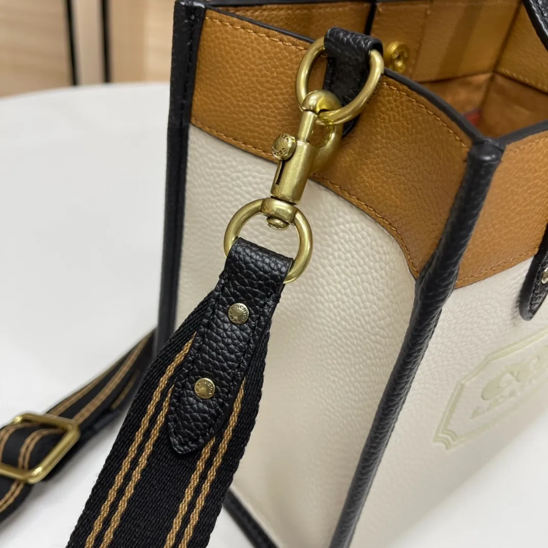Top original order, batch 400💰 Coach/Coach new model number: C3461 Field Tote 22 cream white, caramel and black goose warm stone cowhide, super beautiful color, simple yet high-end, square and cute, hand-carried, shoulder, cross-body, versatile and practical, super popular ~a favorite of petite girls~ Size: 22*21*12 cm.