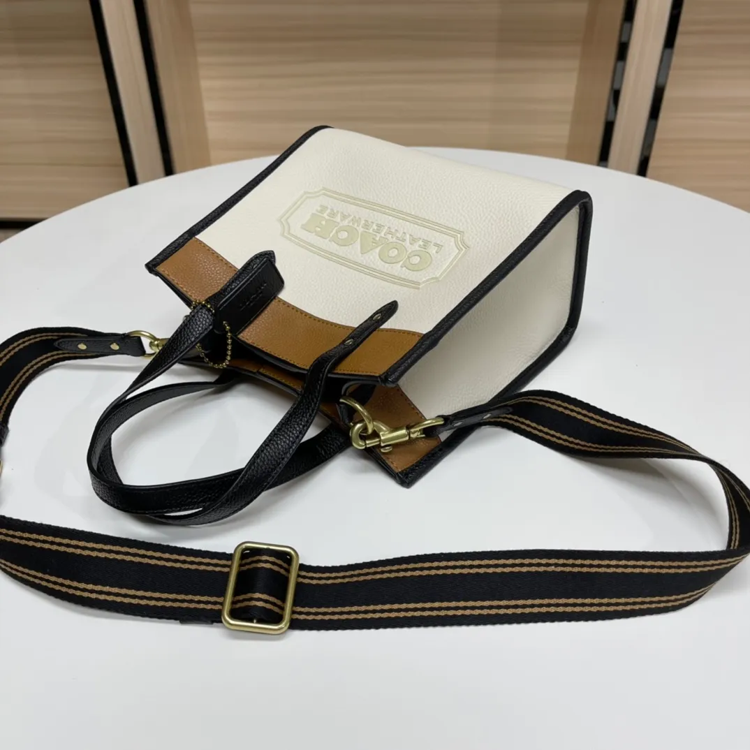 Top original order, batch 400💰 Coach/Coach new model number: C3461 Field Tote 22 cream white, caramel and black goose warm stone cowhide, super beautiful color, simple yet high-end, square and cute, hand-carried, shoulder, cross-body, versatile and practical, super popular ~a favorite of petite girls~ Size: 22*21*12 cm.