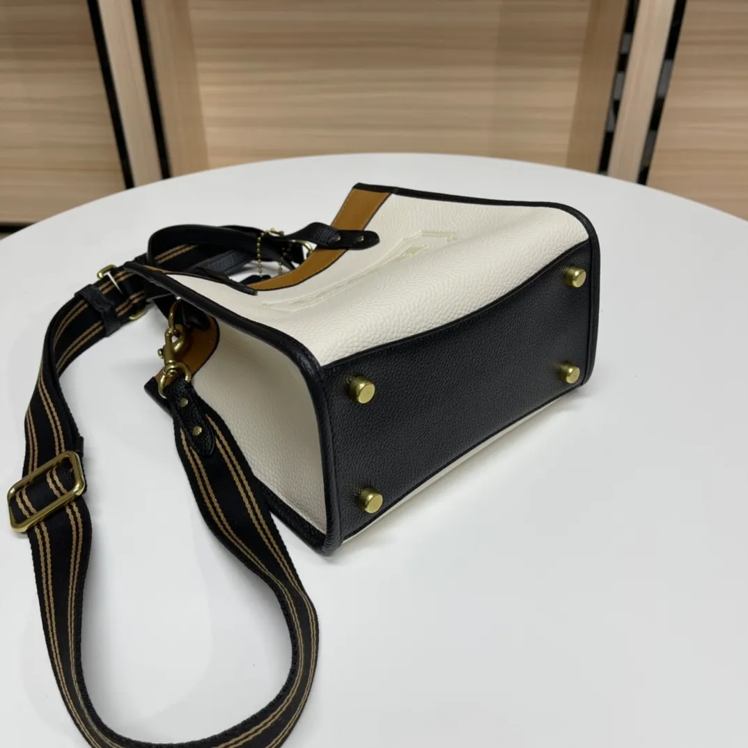 Top original order, batch 400💰 Coach/Coach new model number: C3461 Field Tote 22 cream white, caramel and black goose warm stone cowhide, super beautiful color, simple yet high-end, square and cute, hand-carried, shoulder, cross-body, versatile and practical, super popular ~a favorite of petite girls~ Size: 22*21*12 cm.