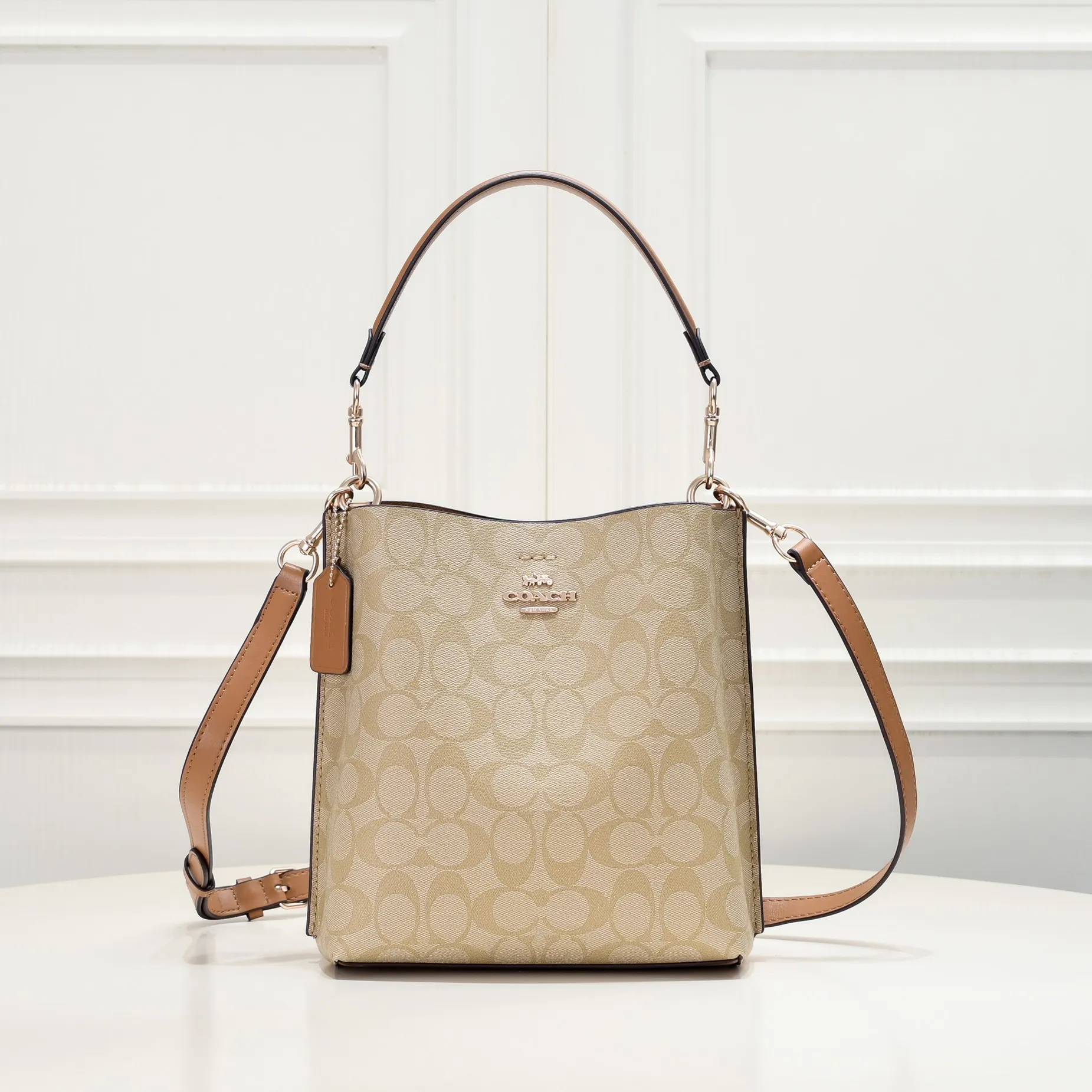CA582, Coach's latest Mollie series bucket bag, small size, made of old PVC material and cowhide material. It is equipped with two detachable shoulder straps, long and short, which can be carried by hand or cross-body. There is a zipper compartment in the middle of the bag, which has good accommodation. The flat body of the bag is more comfortable on the upper body. Size:22*20*10cm