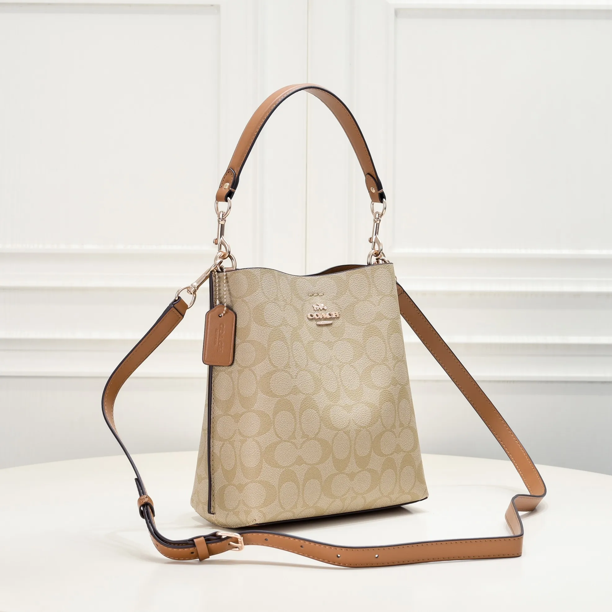 CA582, Coach's latest Mollie series bucket bag, small size, made of old PVC material and cowhide material. It is equipped with two detachable shoulder straps, long and short, which can be carried by hand or cross-body. There is a zipper compartment in the middle of the bag, which has good accommodation. The flat body of the bag is more comfortable on the upper body. Size:22*20*10cm