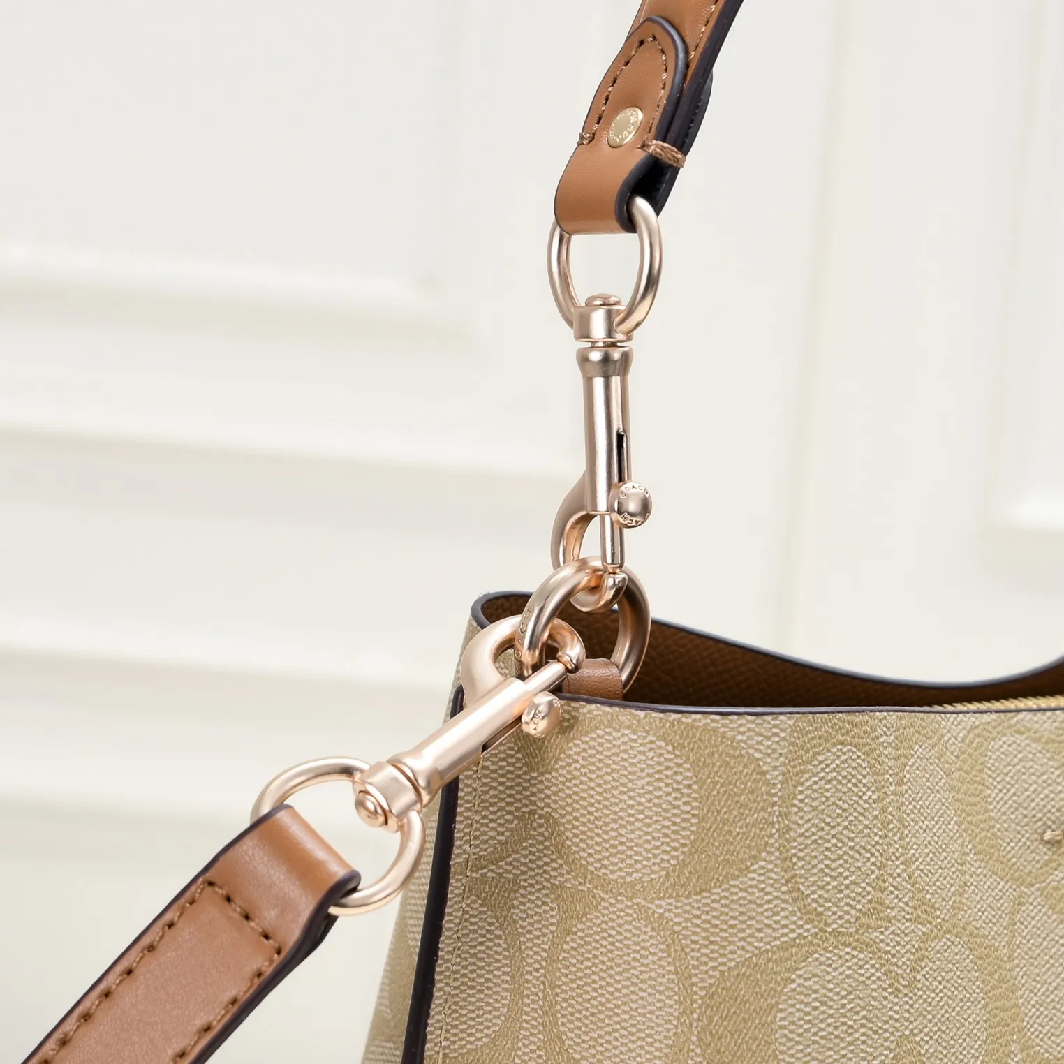 CA582, Coach's latest Mollie series bucket bag, small size, made of old PVC material and cowhide material. It is equipped with two detachable shoulder straps, long and short, which can be carried by hand or cross-body. There is a zipper compartment in the middle of the bag, which has good accommodation. The flat body of the bag is more comfortable on the upper body. Size:22*20*10cm