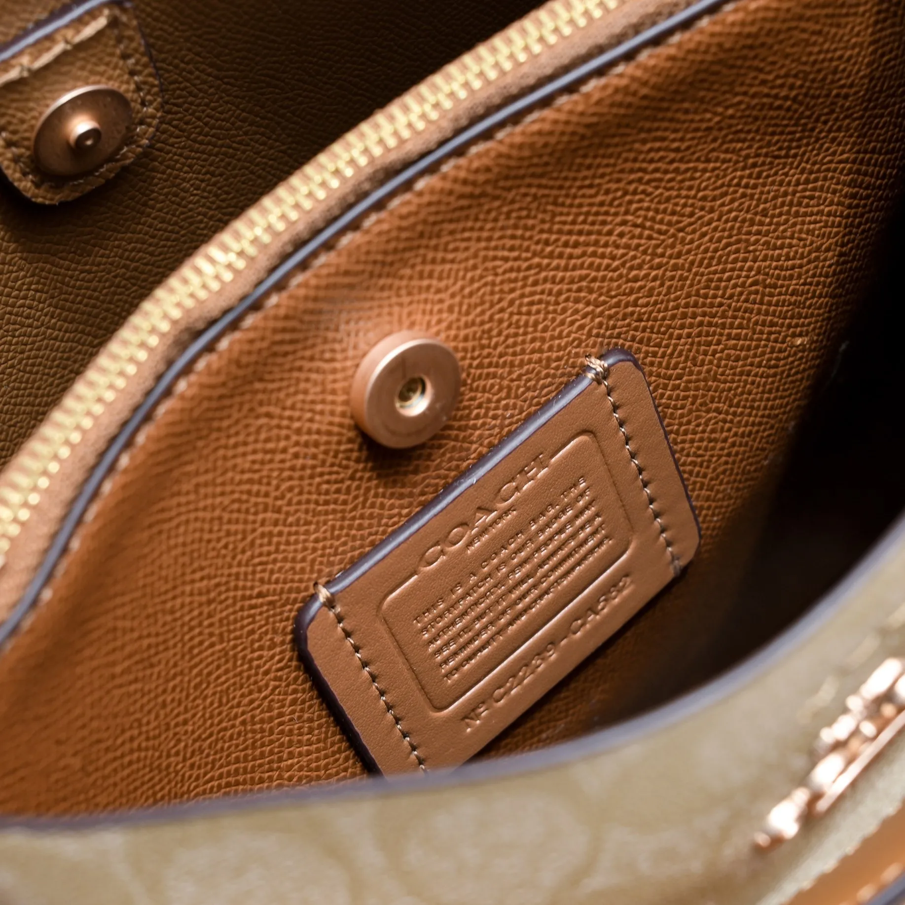 CA582, Coach's latest Mollie series bucket bag, small size, made of old PVC material and cowhide material. It is equipped with two detachable shoulder straps, long and short, which can be carried by hand or cross-body. There is a zipper compartment in the middle of the bag, which has good accommodation. The flat body of the bag is more comfortable on the upper body. Size:22*20*10cm