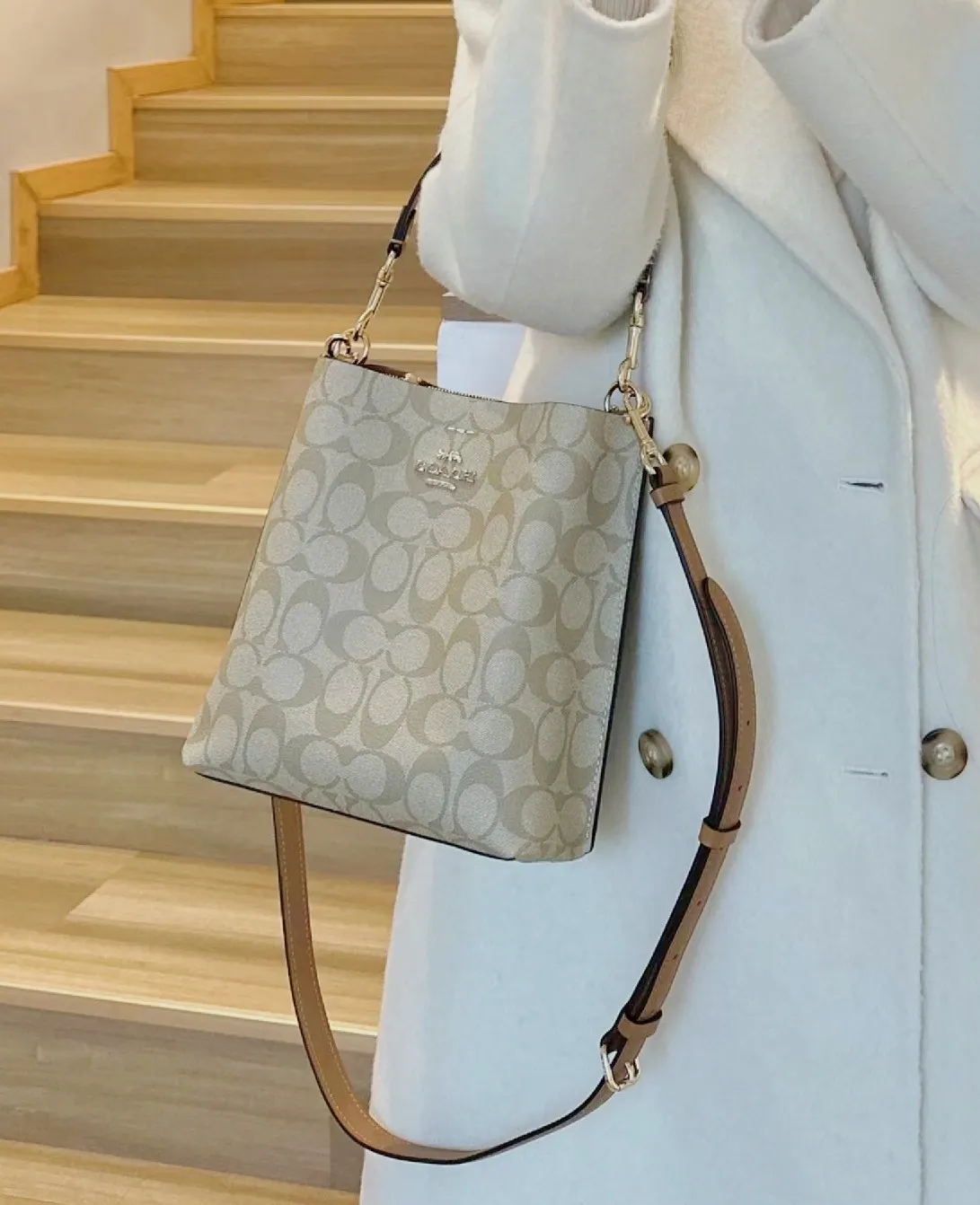CA582, Coach's latest Mollie series bucket bag, small size, made of old PVC material and cowhide material. It is equipped with two detachable shoulder straps, long and short, which can be carried by hand or cross-body. There is a zipper compartment in the middle of the bag, which has good accommodation. The flat body of the bag is more comfortable on the upper body. Size:22*20*10cm