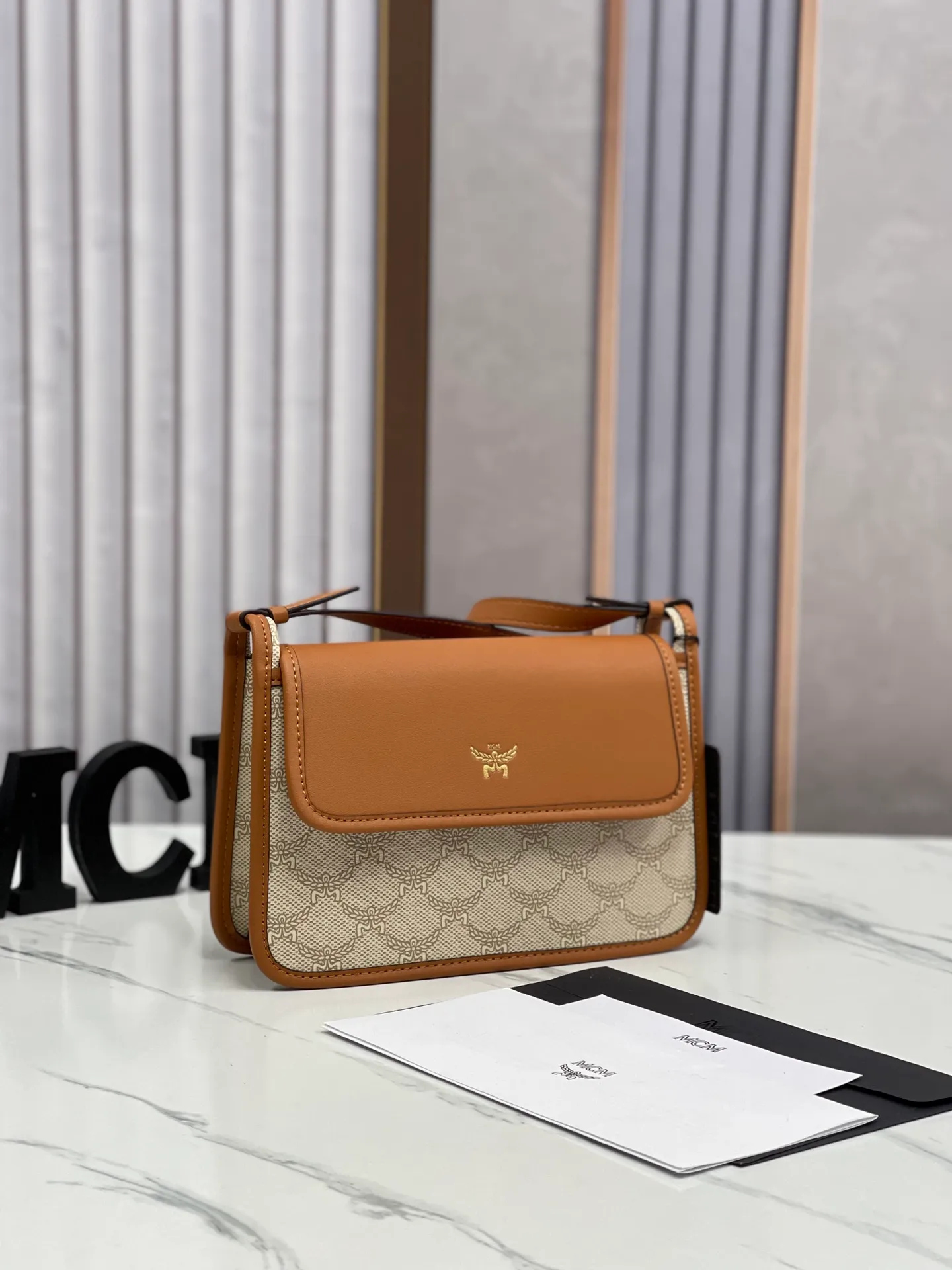 Batch 420💰🌺MCM counter new crossbody bag model 706🔥This crossbody bag is decorated with the classic Lauretos pattern that symbolizes victory. Its modular nature makes it versatile. The bag also comes with a removable flap clutch that attaches to the crossbody bag with a magnetic snap. · Adjustable leather shoulder strap from 100 to 126 cm · Magnetic snap fastening · Removable classic pattern clutch with internal card slot Visetos classic pattern · Gold-tone brass hardware Size 22 · 14 · 6.5