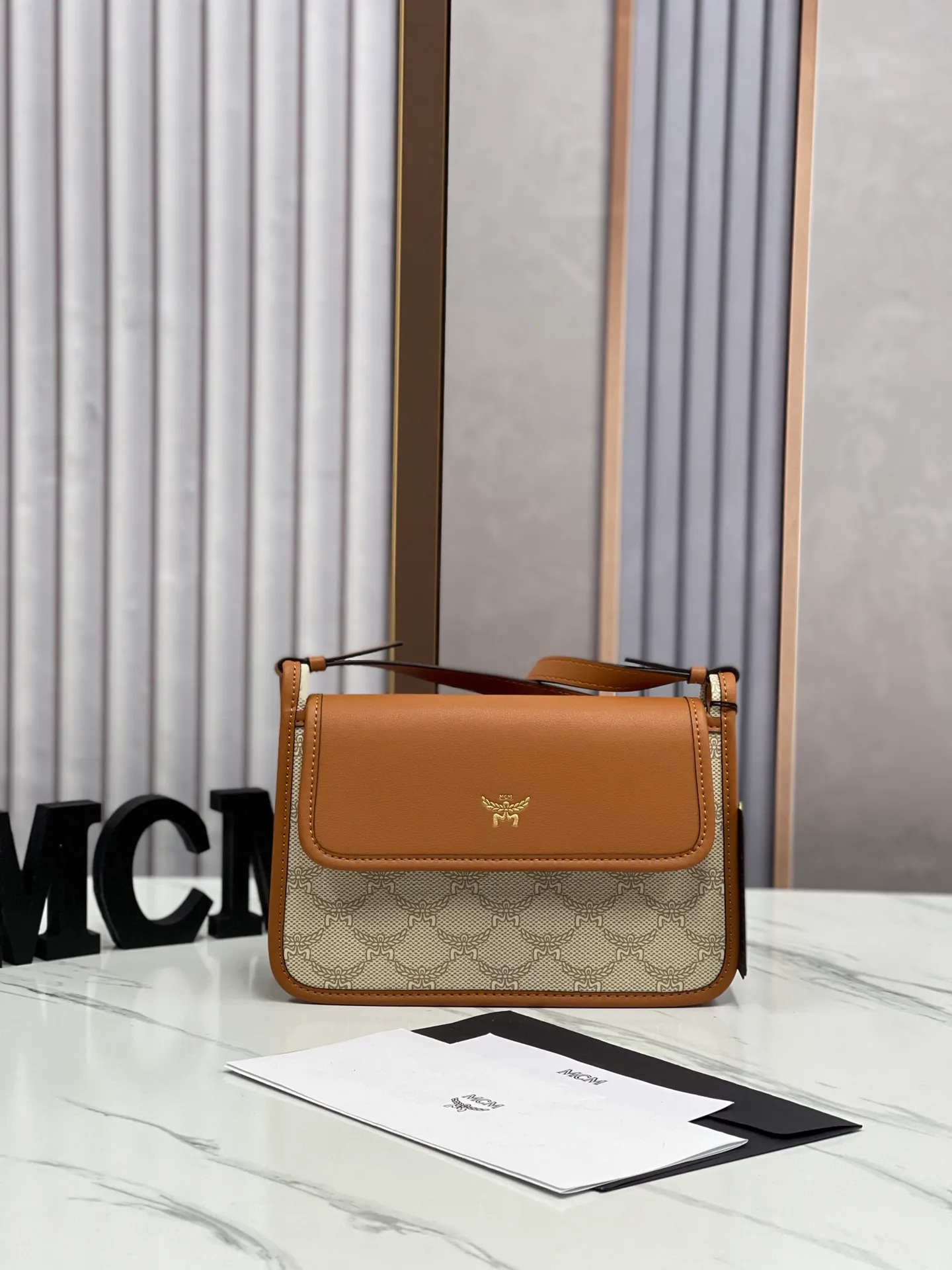 Batch 420💰🌺MCM counter new crossbody bag model 706🔥This crossbody bag is decorated with the classic Lauretos pattern that symbolizes victory. Its modular nature makes it versatile. The bag also comes with a removable flap clutch that attaches to the crossbody bag with a magnetic snap. · Adjustable leather shoulder strap from 100 to 126 cm · Magnetic snap fastening · Removable classic pattern clutch with internal card slot Visetos classic pattern · Gold-tone brass hardware Size 22 · 14 · 6.5