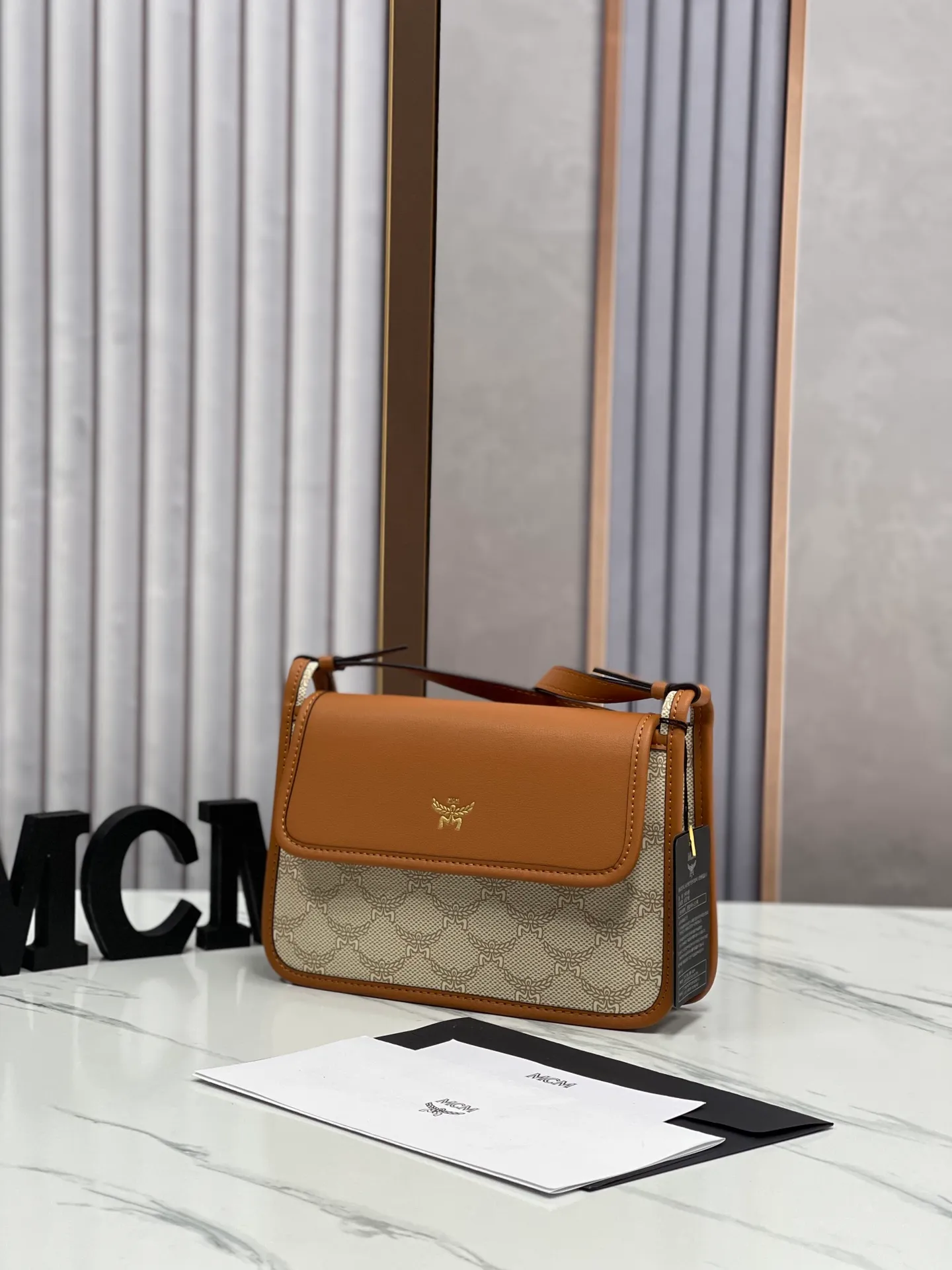 Batch 420💰🌺MCM counter new crossbody bag model 706🔥This crossbody bag is decorated with the classic Lauretos pattern that symbolizes victory. Its modular nature makes it versatile. The bag also comes with a removable flap clutch that attaches to the crossbody bag with a magnetic snap. · Adjustable leather shoulder strap from 100 to 126 cm · Magnetic snap fastening · Removable classic pattern clutch with internal card slot Visetos classic pattern · Gold-tone brass hardware Size 22 · 14 · 6.5