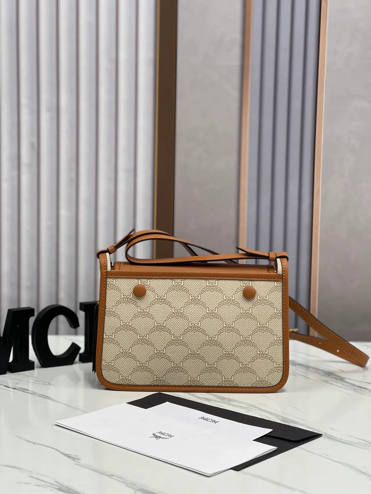 Batch 420💰🌺MCM counter new crossbody bag model 706🔥This crossbody bag is decorated with the classic Lauretos pattern that symbolizes victory. Its modular nature makes it versatile. The bag also comes with a removable flap clutch that attaches to the crossbody bag with a magnetic snap. · Adjustable leather shoulder strap from 100 to 126 cm · Magnetic snap fastening · Removable classic pattern clutch with internal card slot Visetos classic pattern · Gold-tone brass hardware Size 22 · 14 · 6.5
