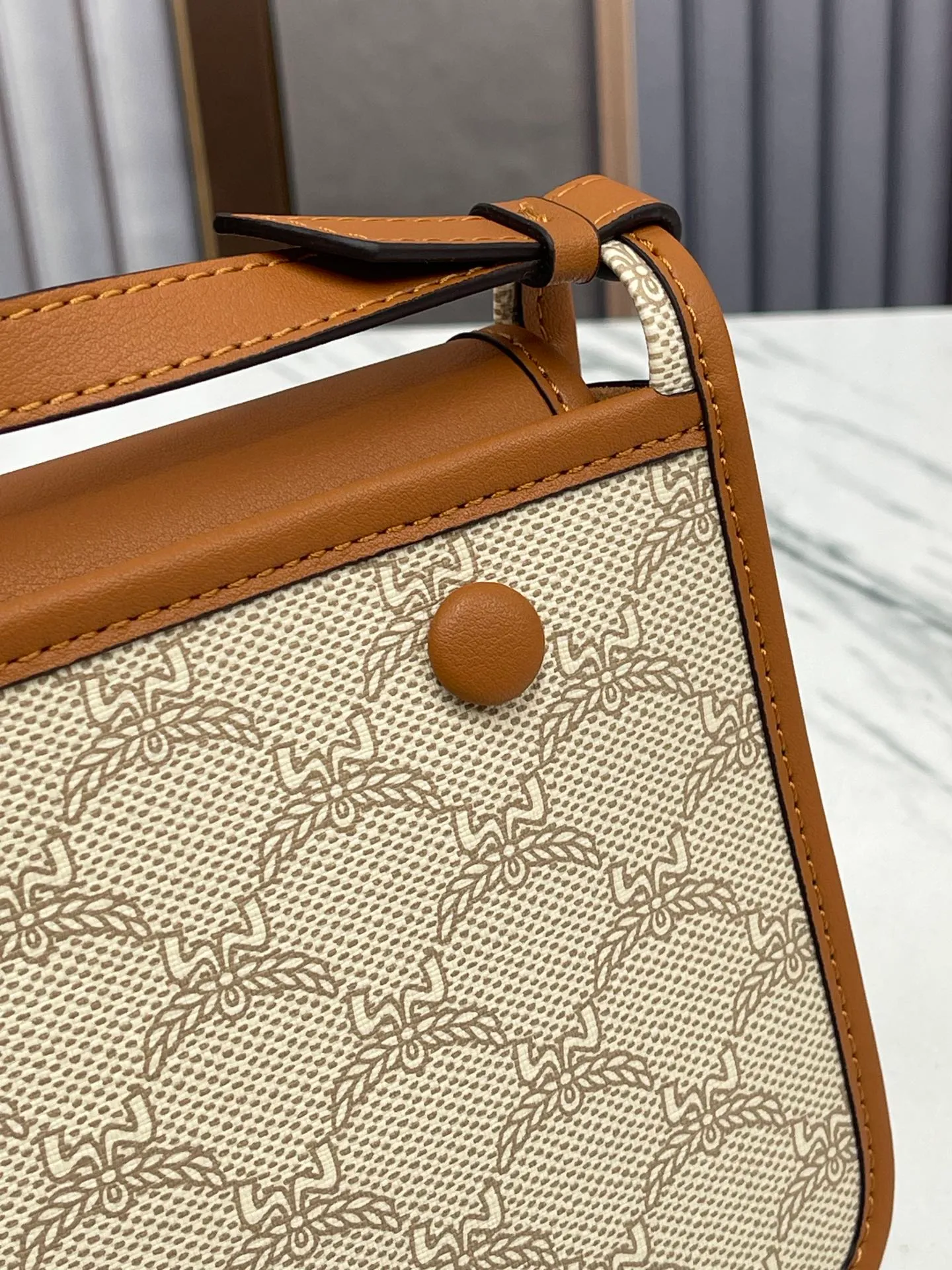Batch 420💰🌺MCM counter new crossbody bag model 706🔥This crossbody bag is decorated with the classic Lauretos pattern that symbolizes victory. Its modular nature makes it versatile. The bag also comes with a removable flap clutch that attaches to the crossbody bag with a magnetic snap. · Adjustable leather shoulder strap from 100 to 126 cm · Magnetic snap fastening · Removable classic pattern clutch with internal card slot Visetos classic pattern · Gold-tone brass hardware Size 22 · 14 · 6.5